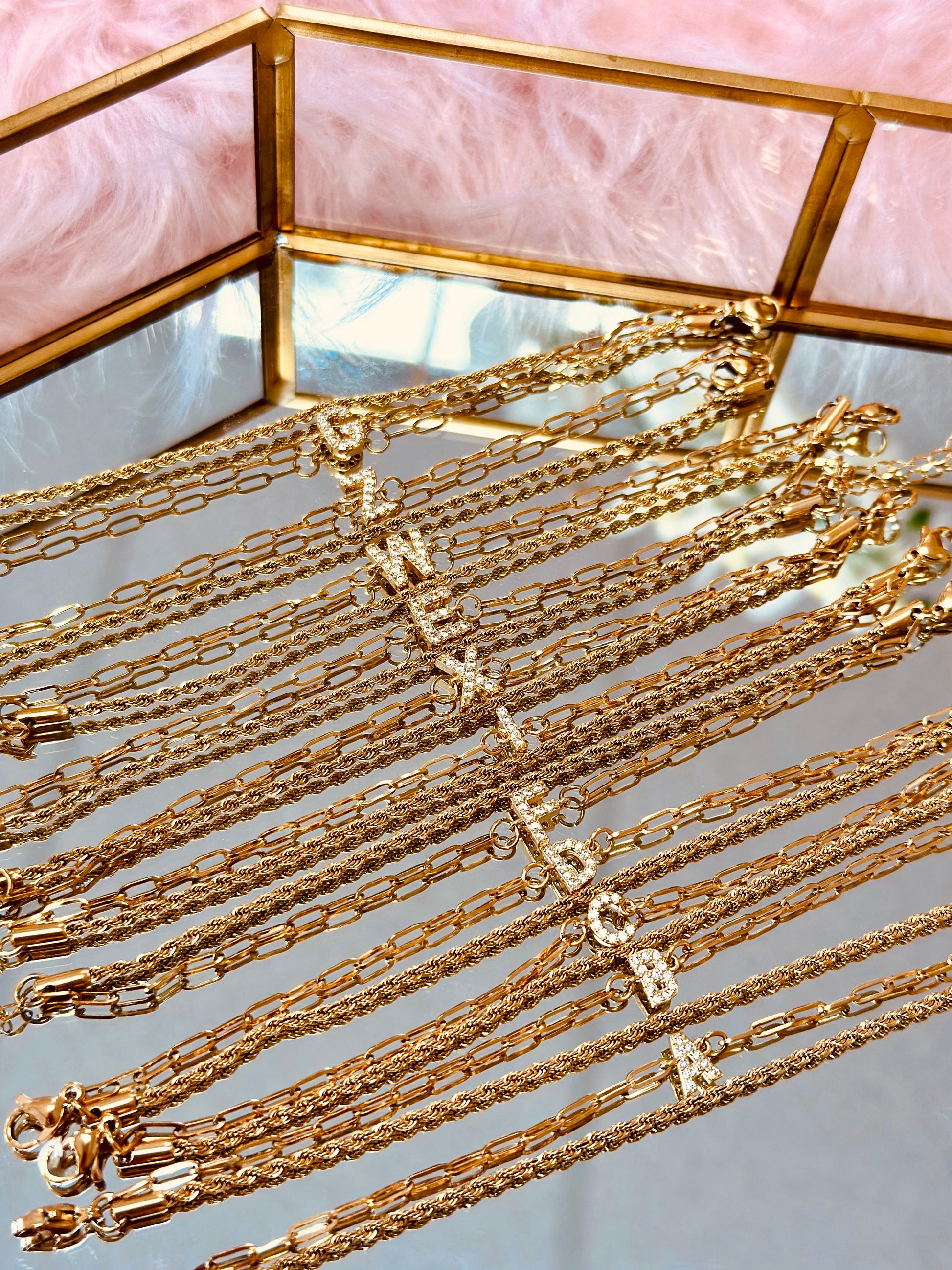 Pulseras de letra con piedras zirconias