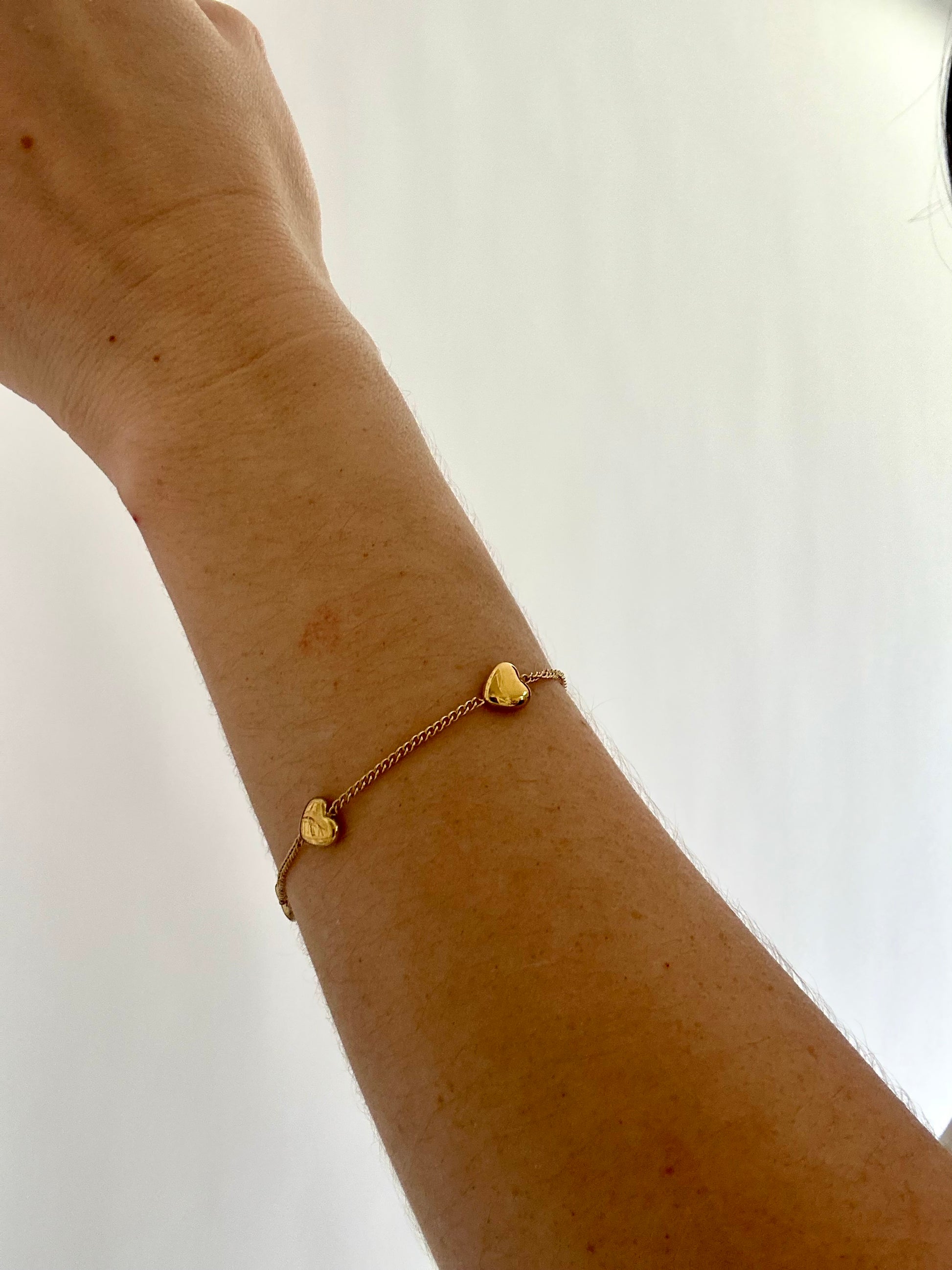 Pulsera delicada con corazones