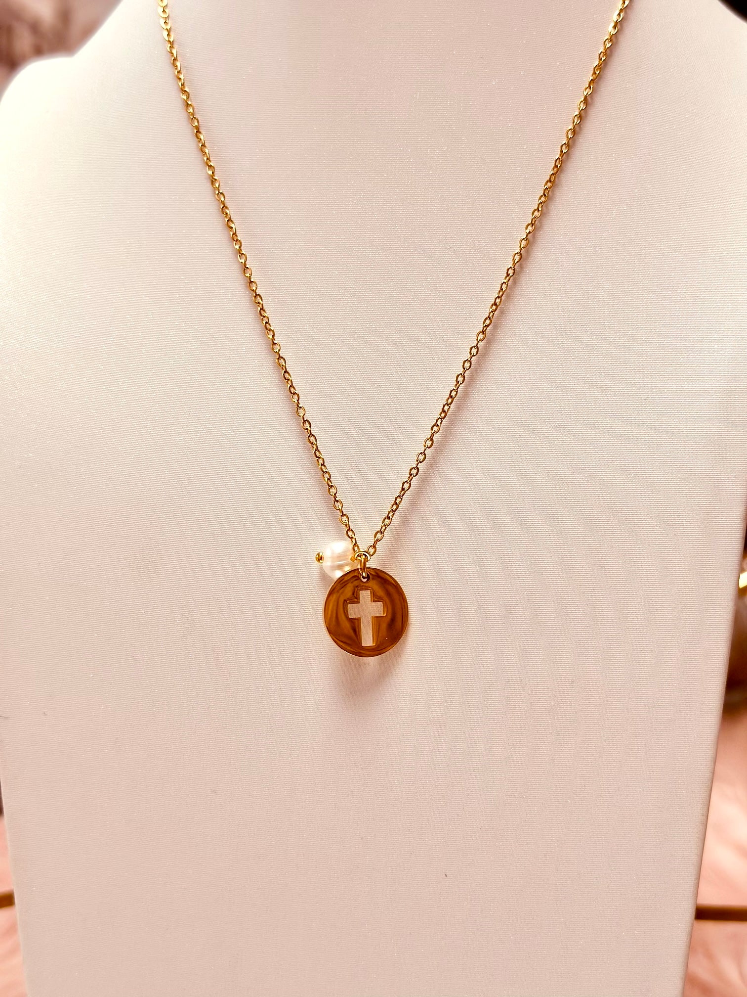 Collar de cruz con perlas de agua dulce