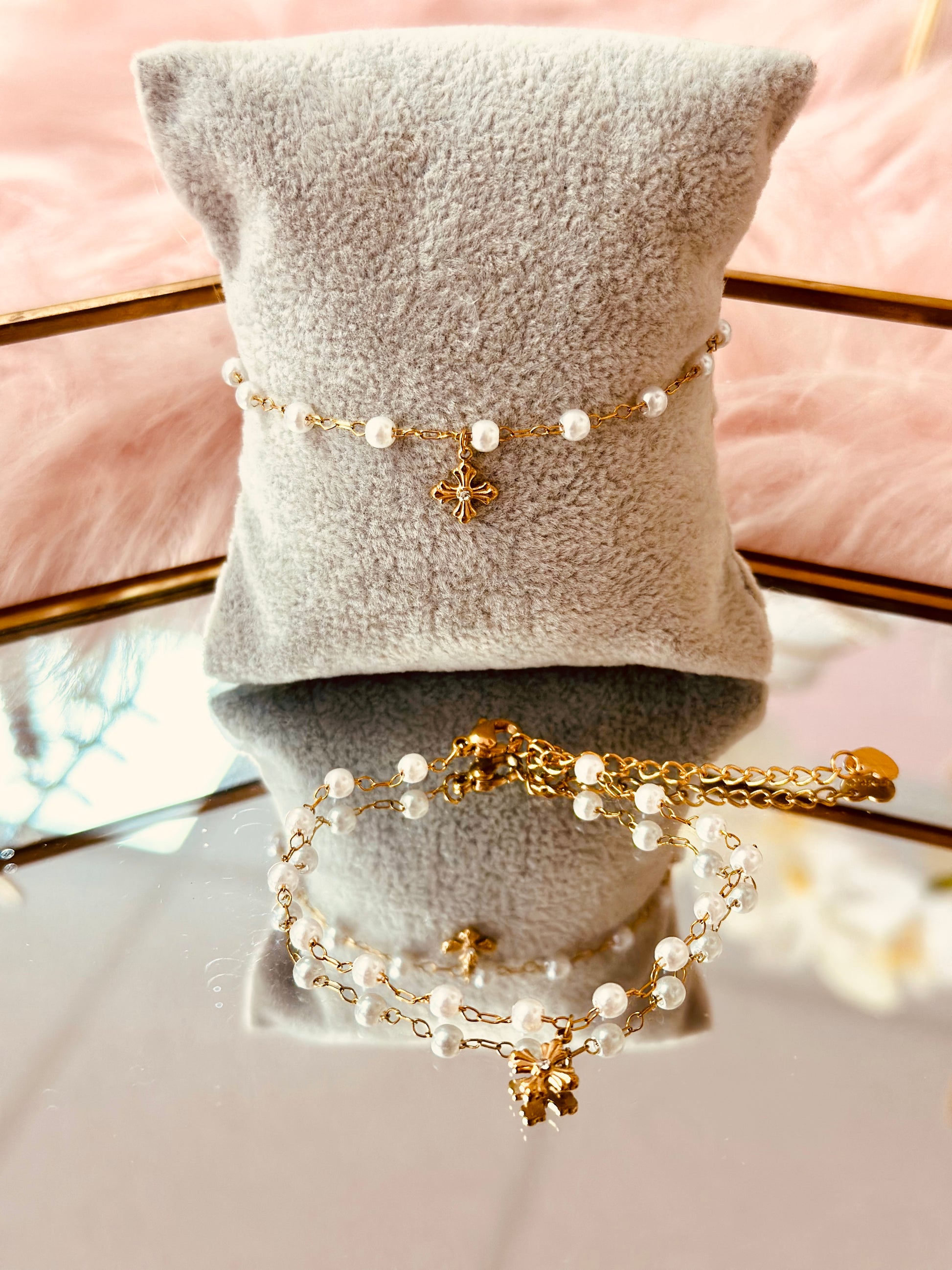 Pulsera de perlas delicada con cruz
