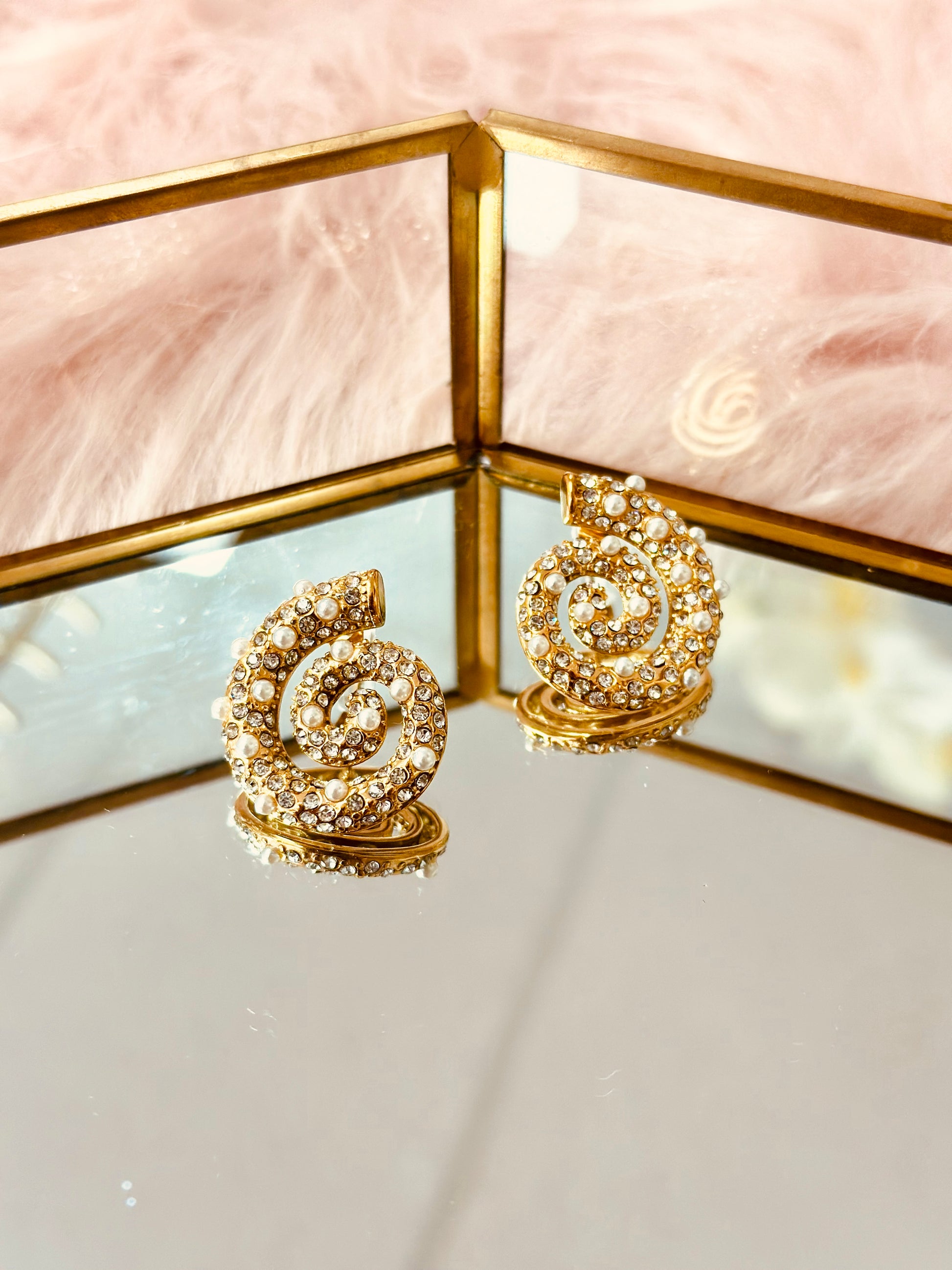Pantallas en espiral con perlas y piedras zirconias elegantes