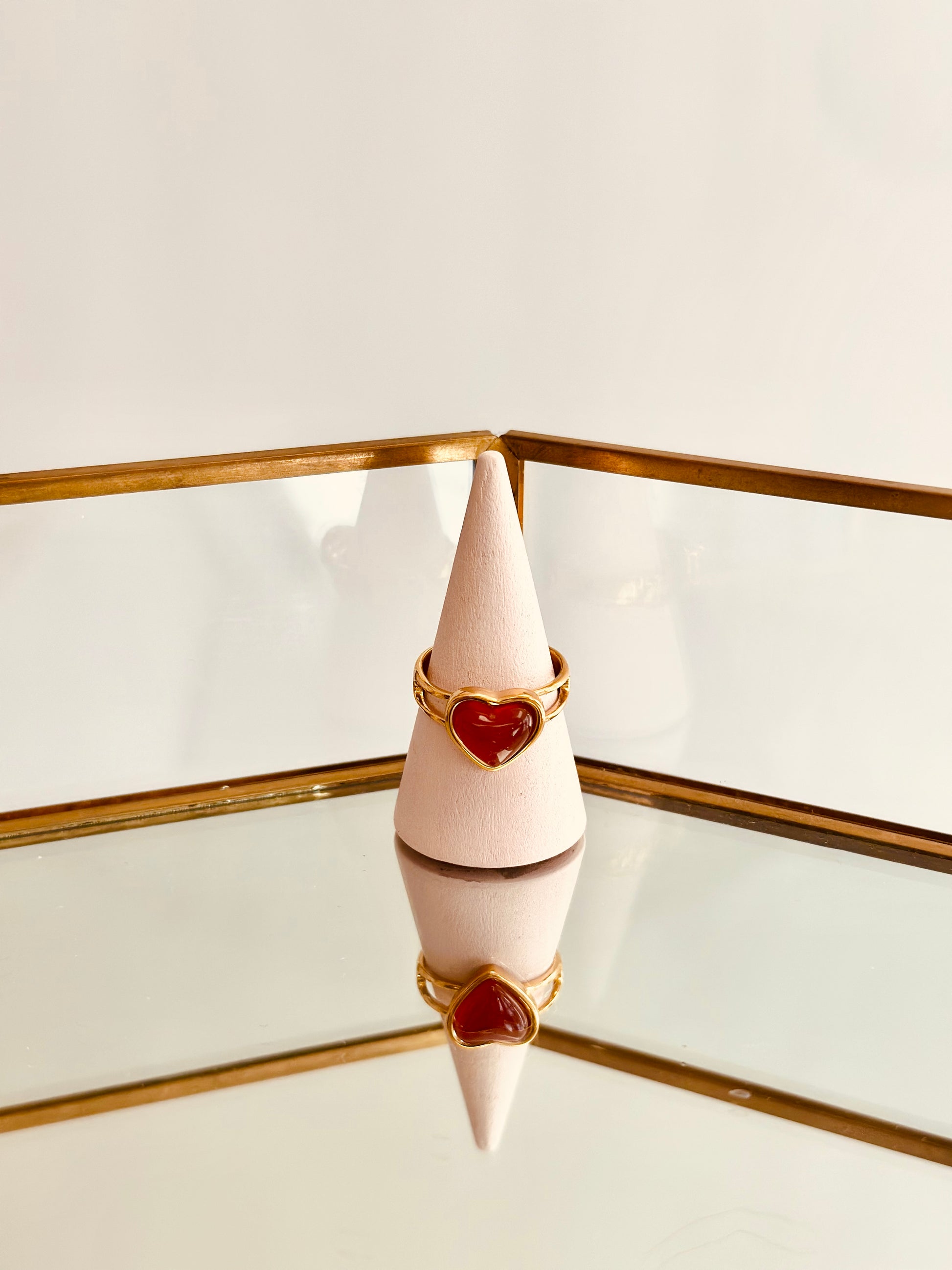 Anillo de corazón rojo de cristal