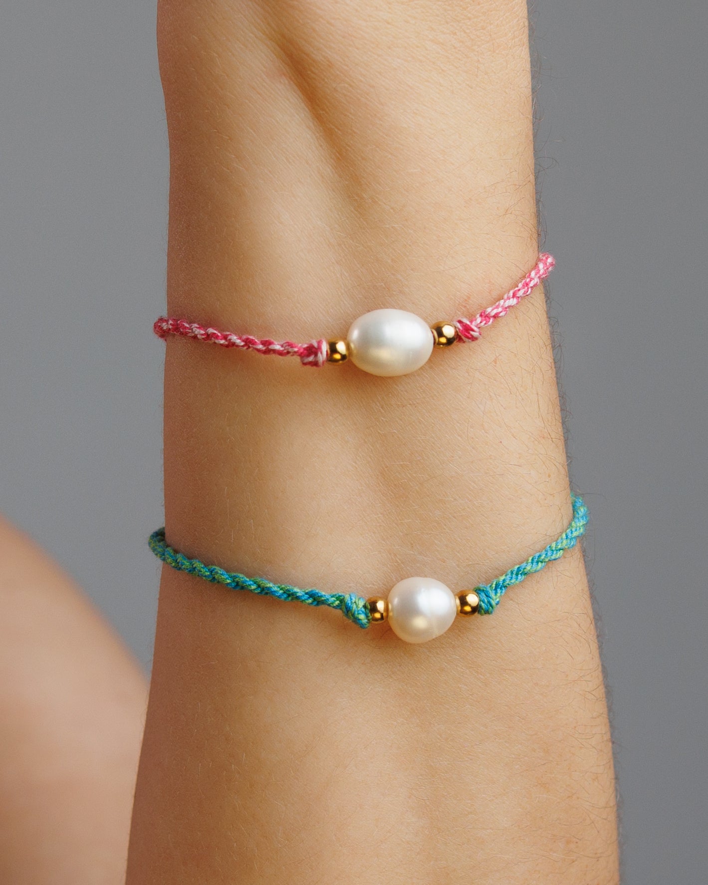 Pulseras de hilo con perlas de agua dulce