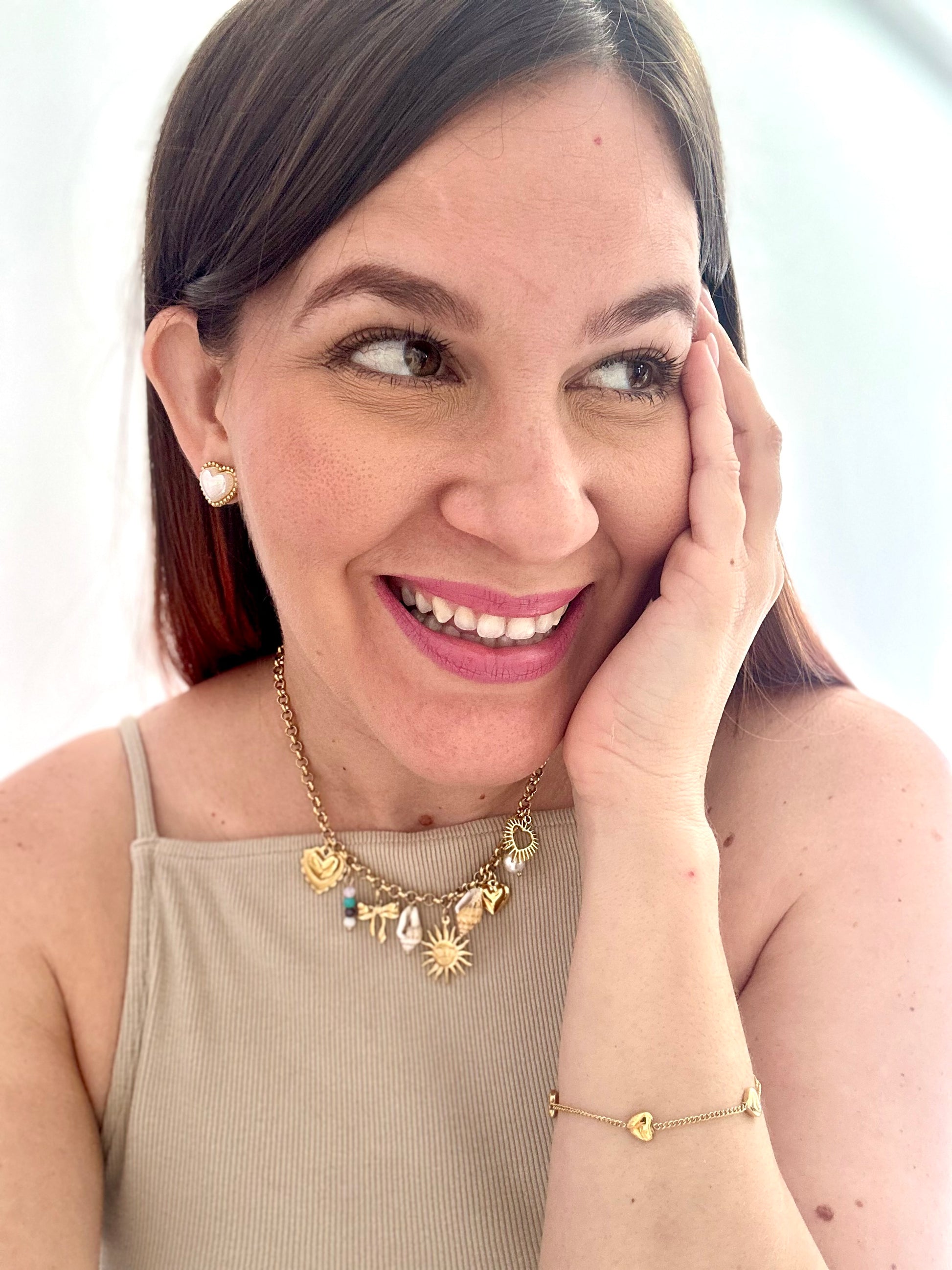 Pulsera delicada con corazones