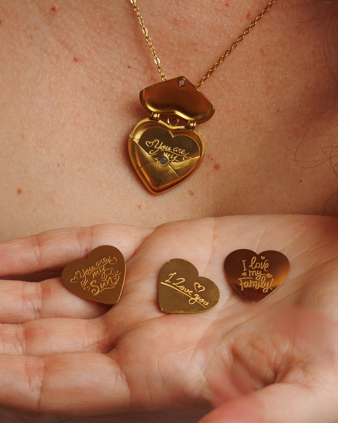 Collar sobre corazón con mensaje especial