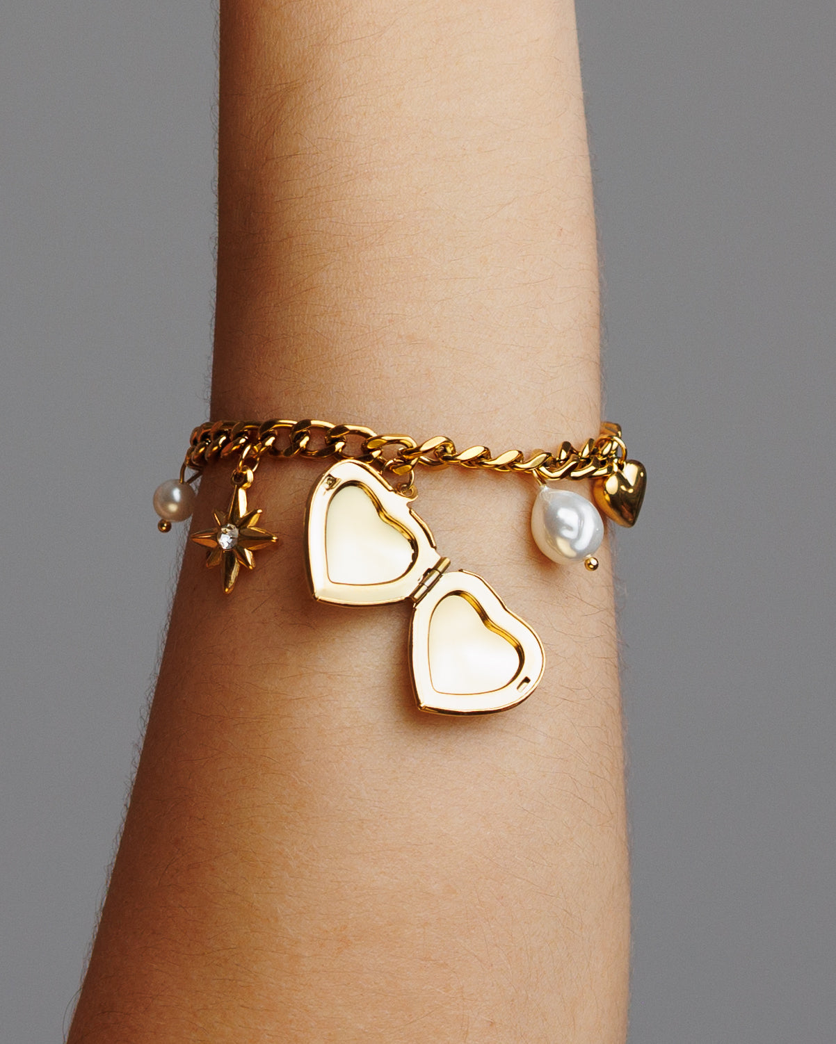 Pulsera de charms con relicario