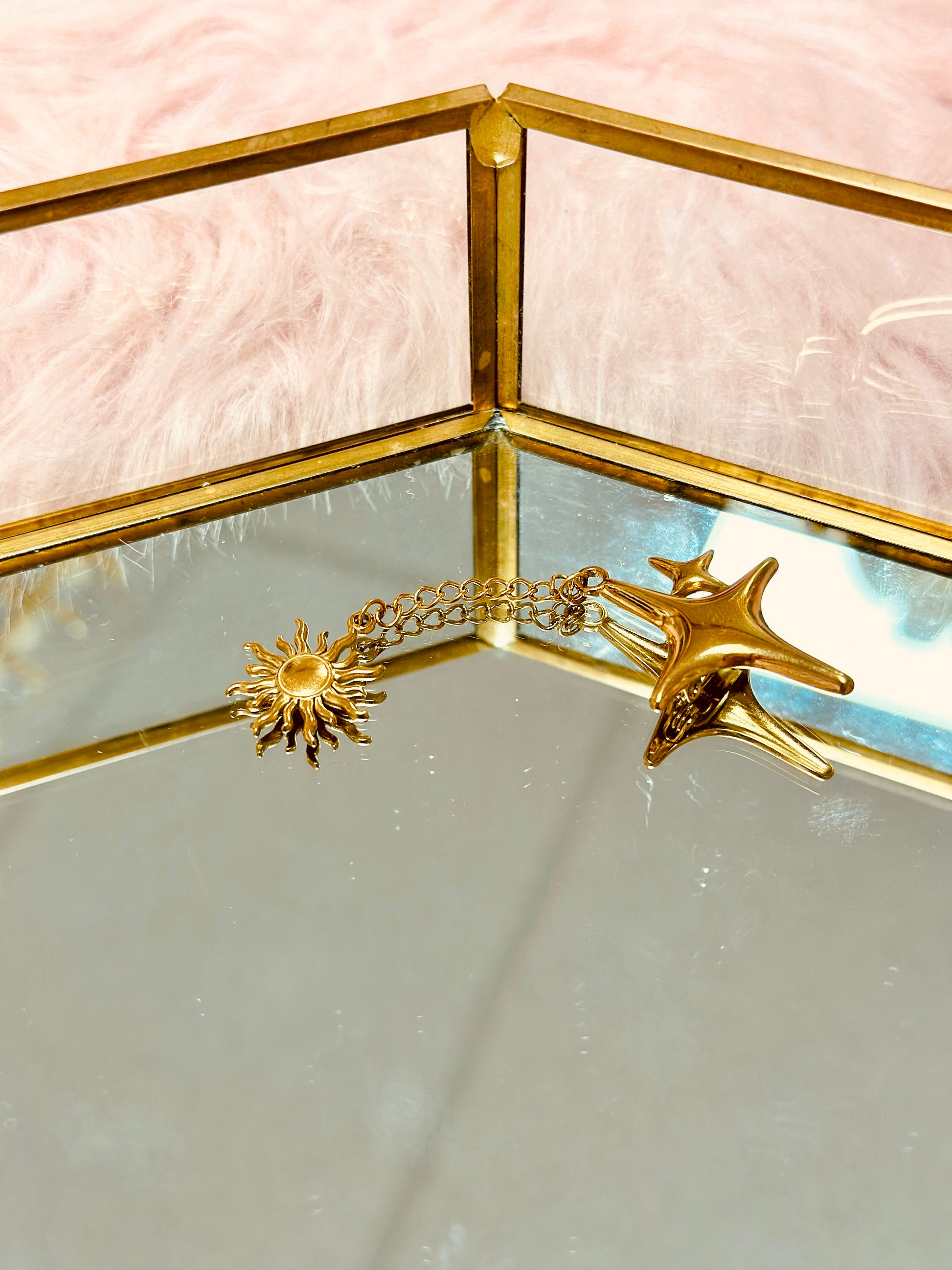 Pin de estrella y sol