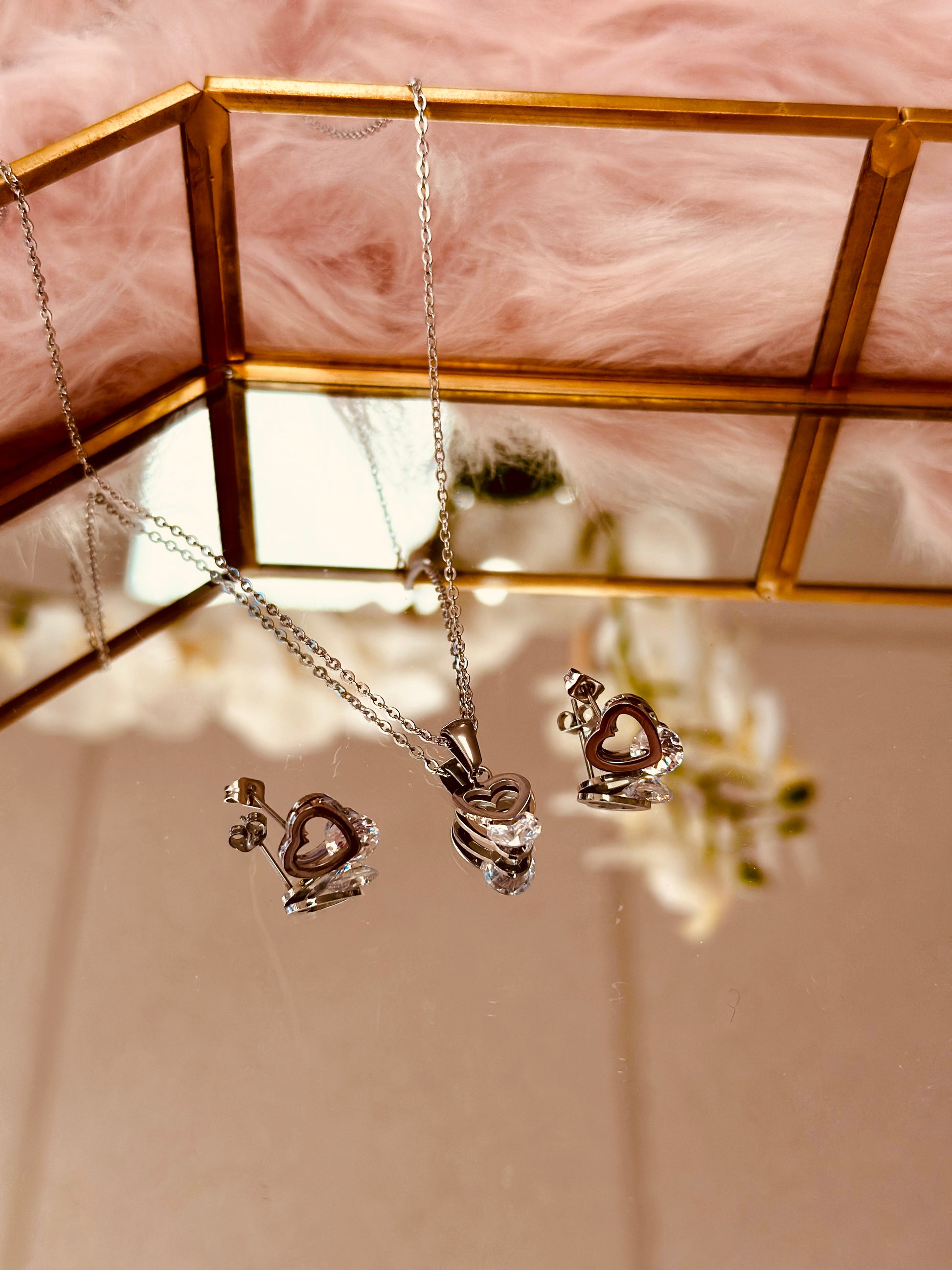 Set de dormilonas con collar de corazón delicado