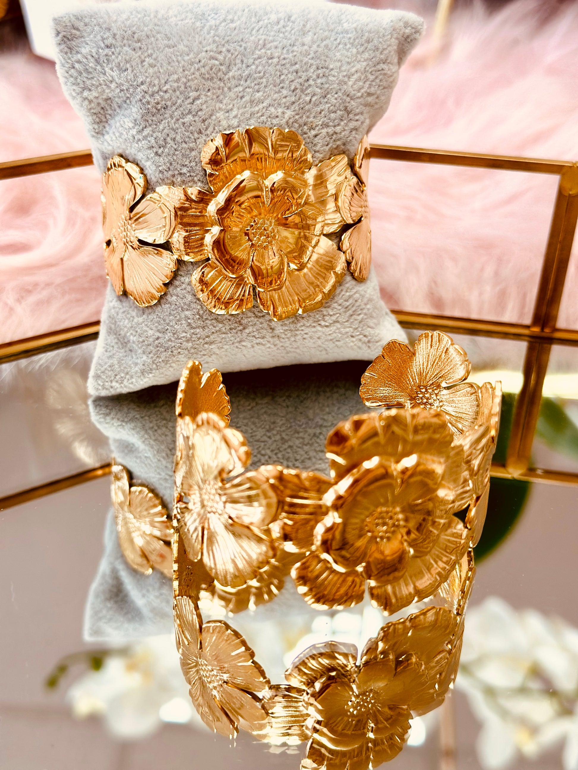 Pulsera ancha de flores