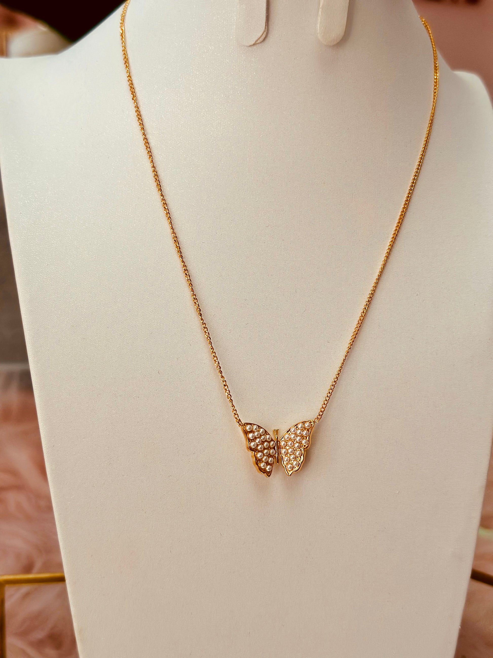 Collar de mariposa de perlas