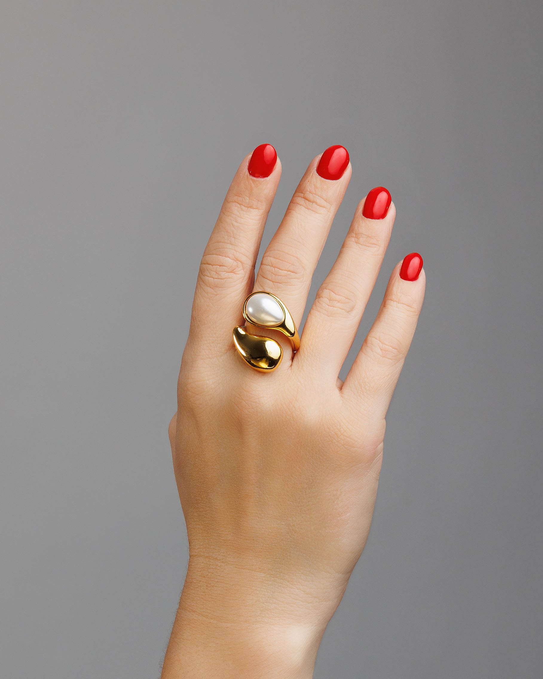 Anillo grande elegante con perla