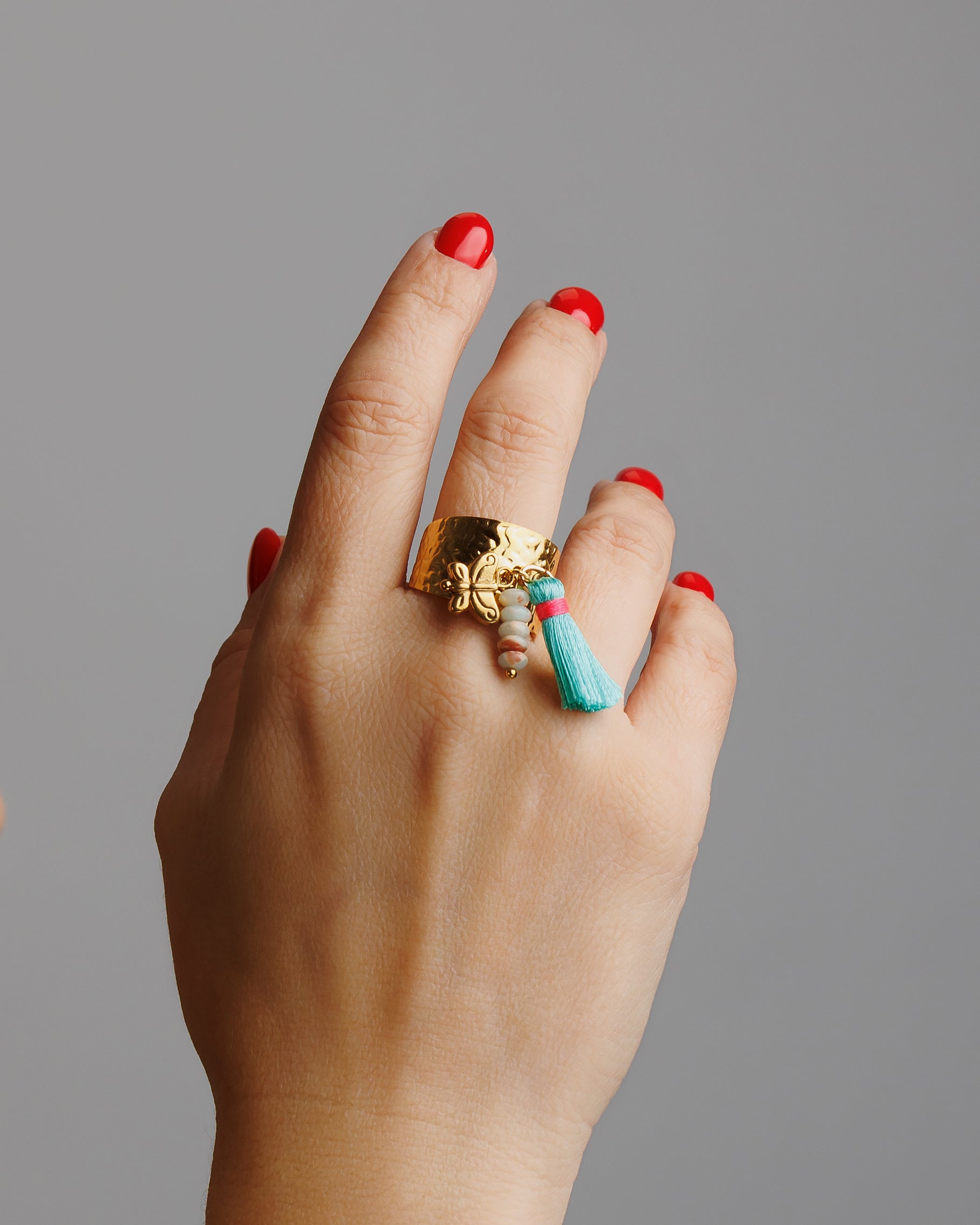 Anillo mariposa con piedras y hilo