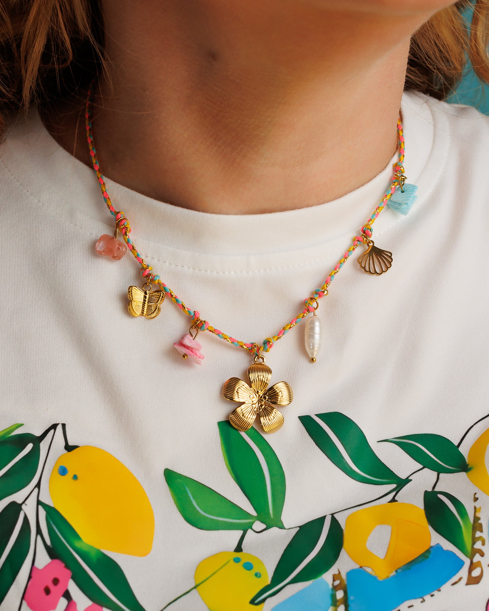 Collar de hilo con charms flor, mariposa, concha, perla y piedras