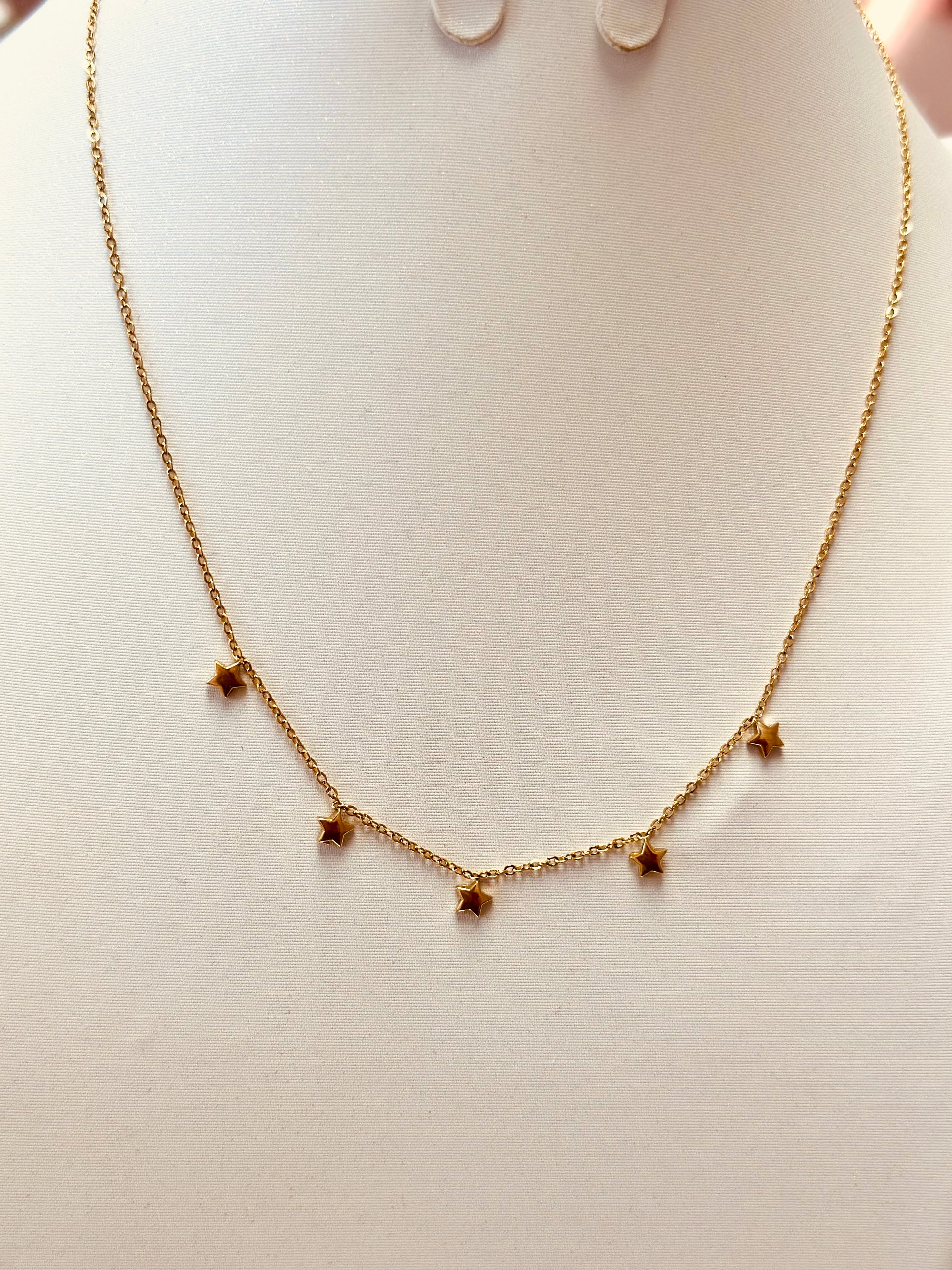 Collar de muchas estrellas pequeñas