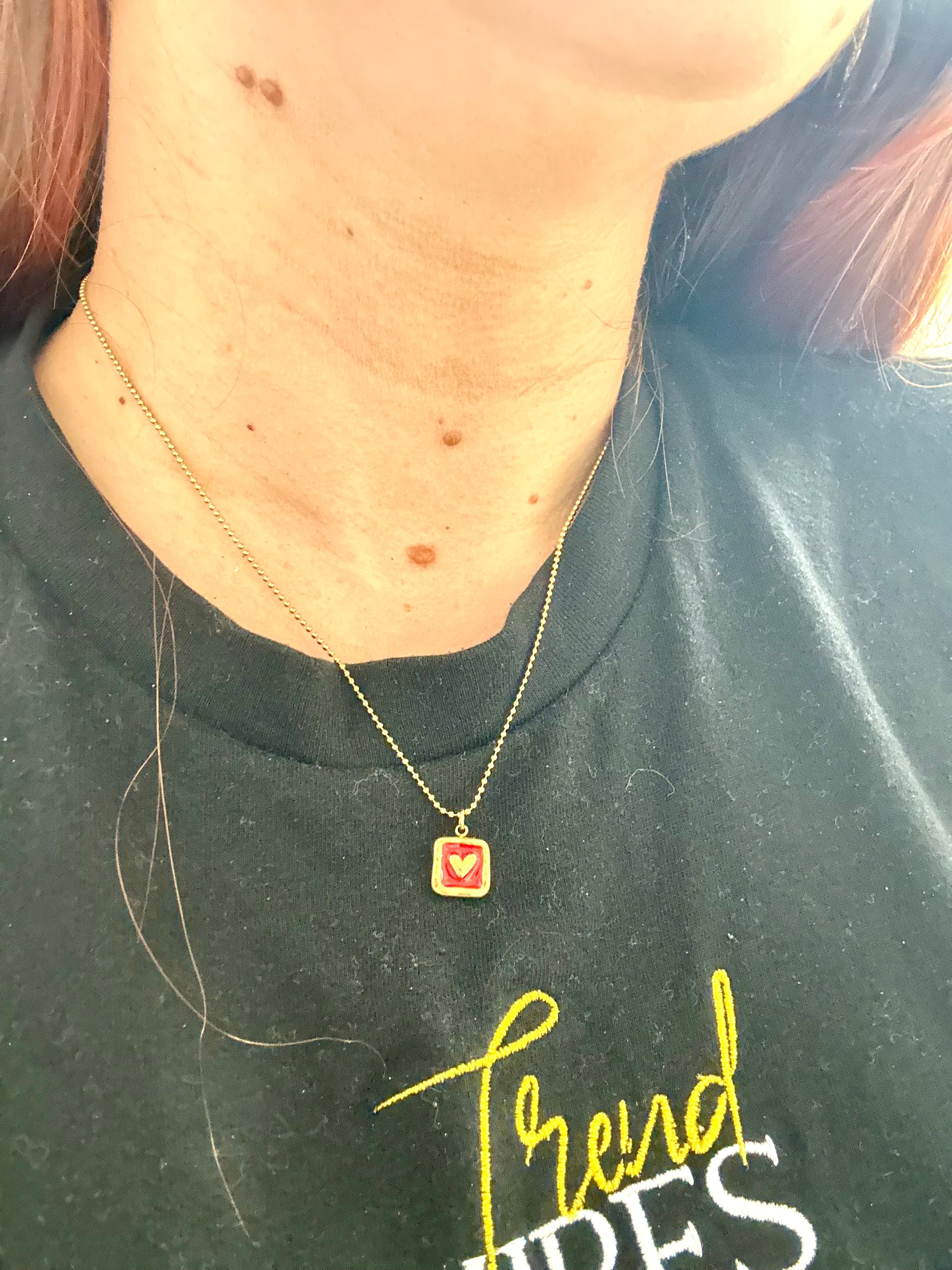 Collar de corazón rojo