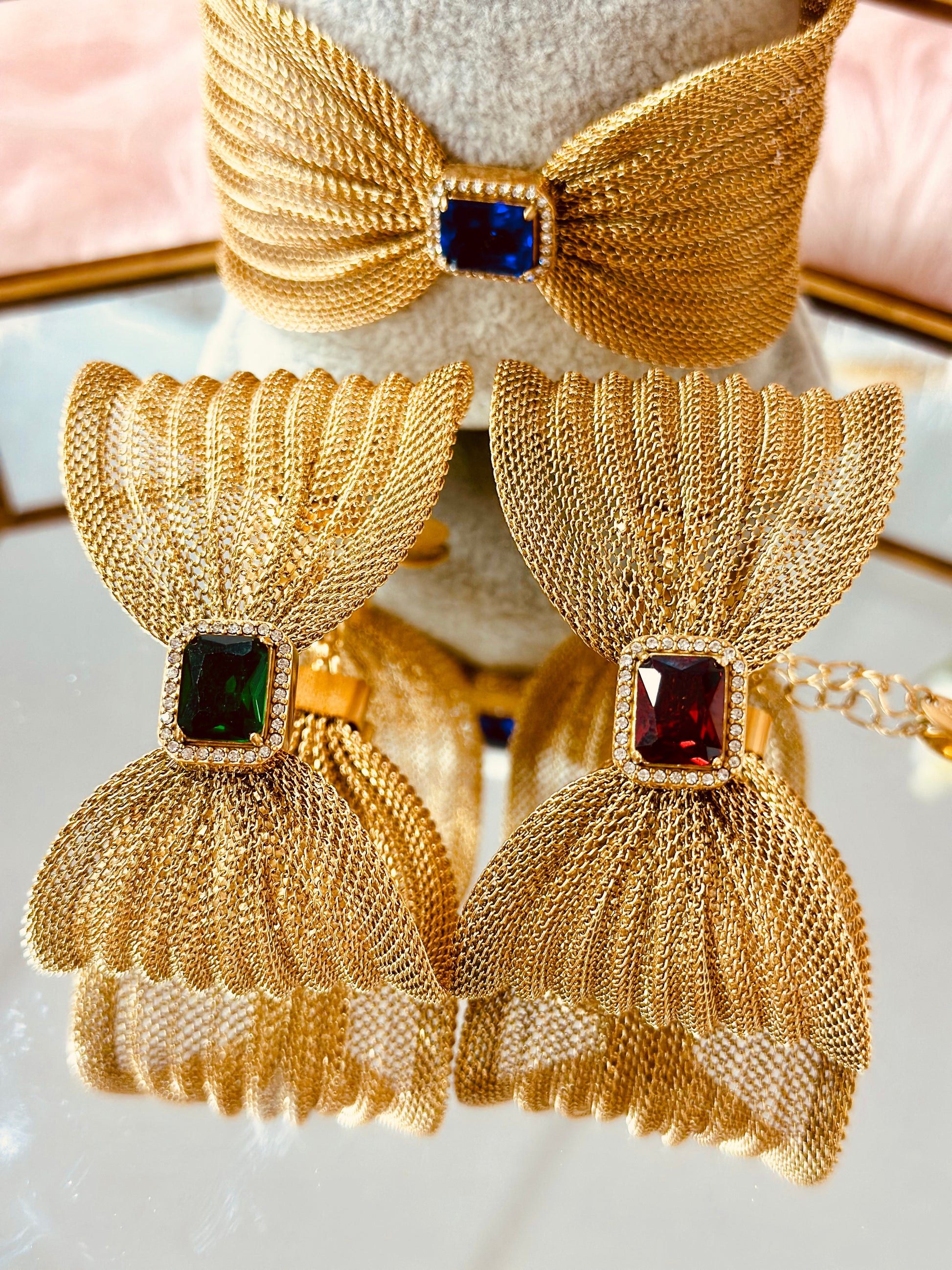 Pulsera ancha estilo lazo con piedra zirconia elegante