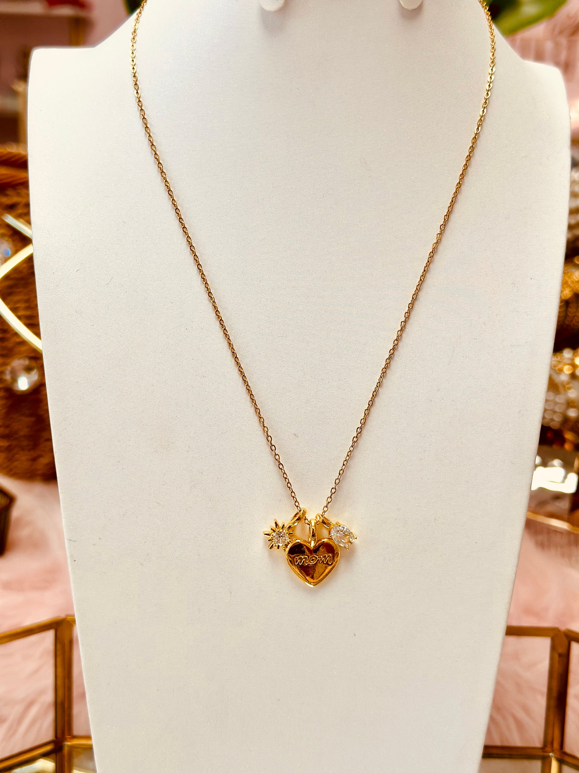 Collar de corazón con grabado de mom