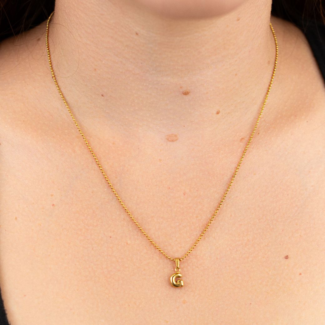 Collar con inicial de globo