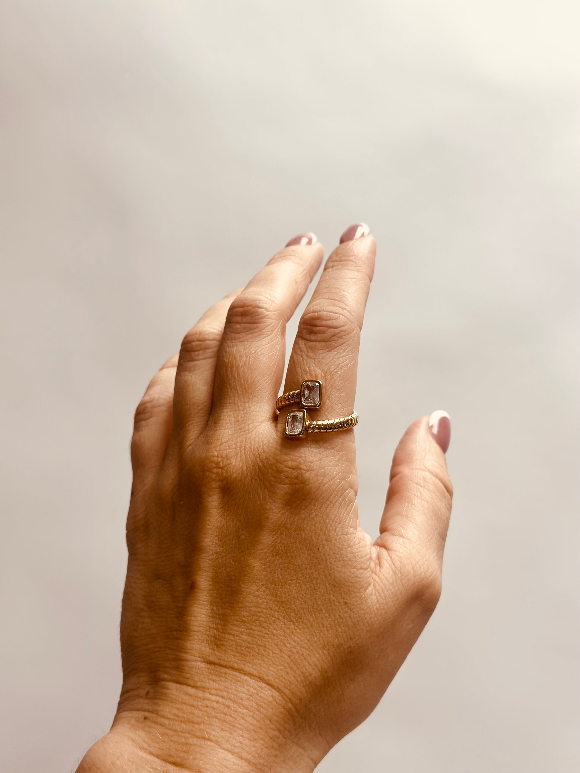 Anillo con piedras zirconias rectangular