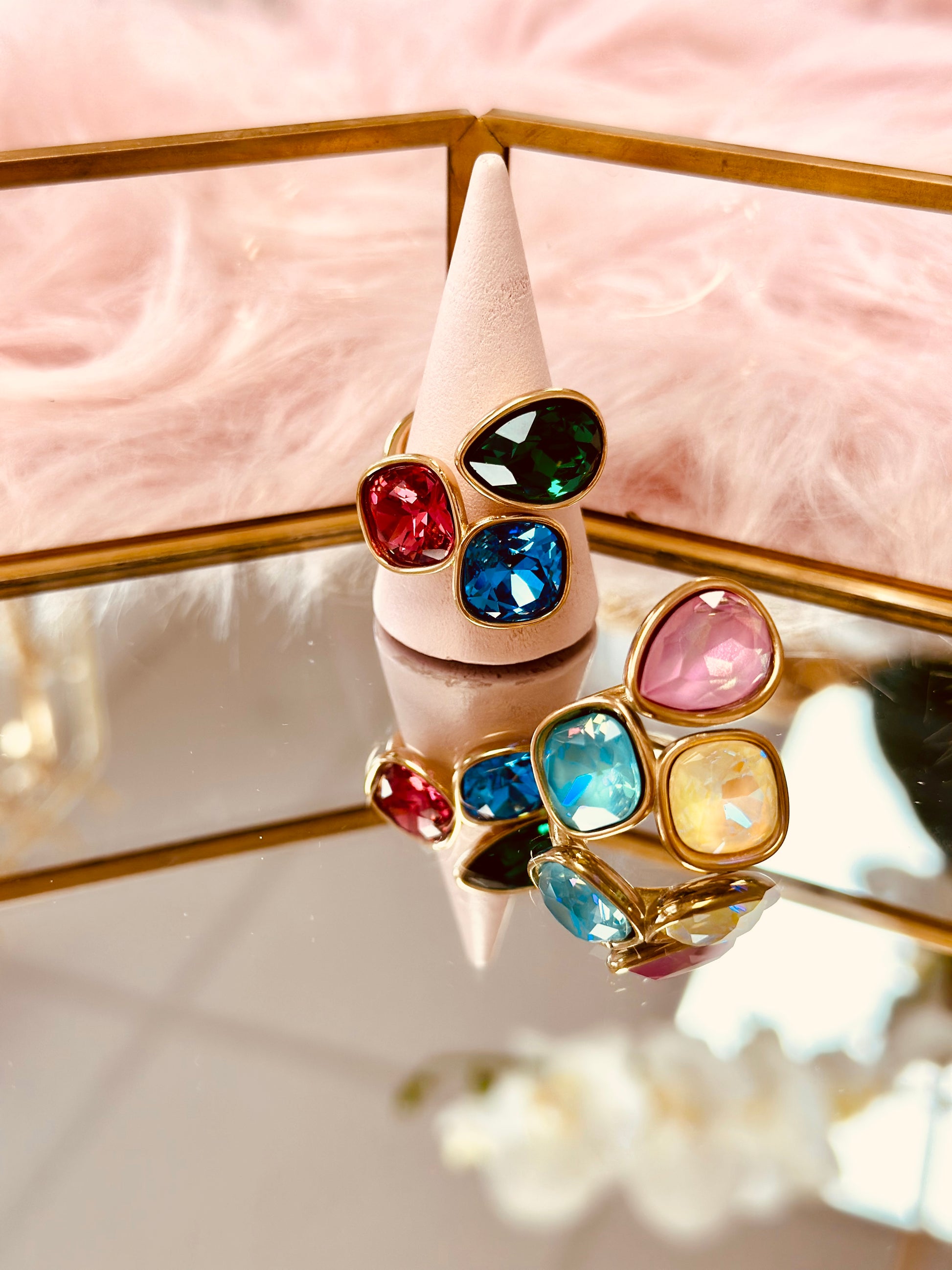 Anillo grande de colores con piedras zirconia