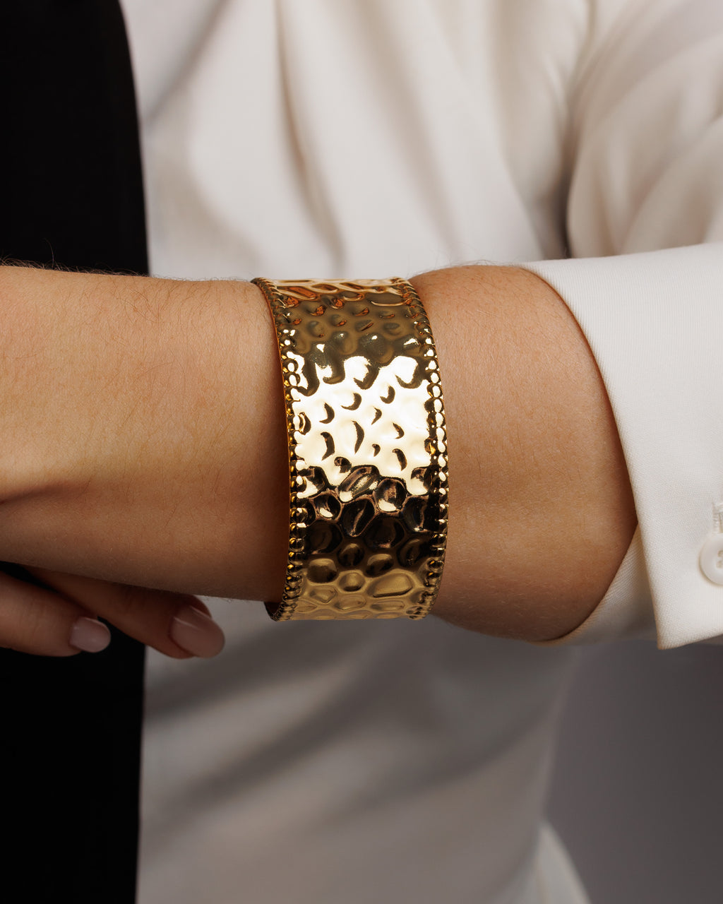 Pulsera ancha rocosa