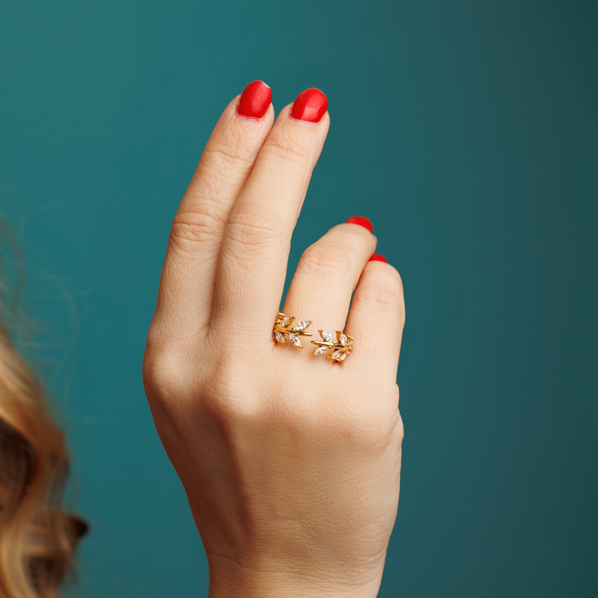 Anillo de hojas con piedras zirconias