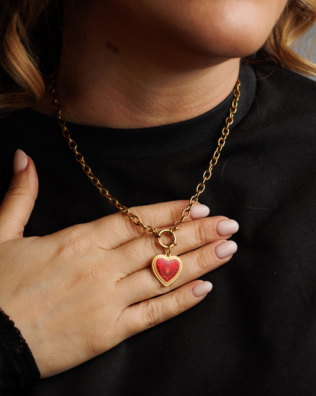 Collar de corazón rojo
