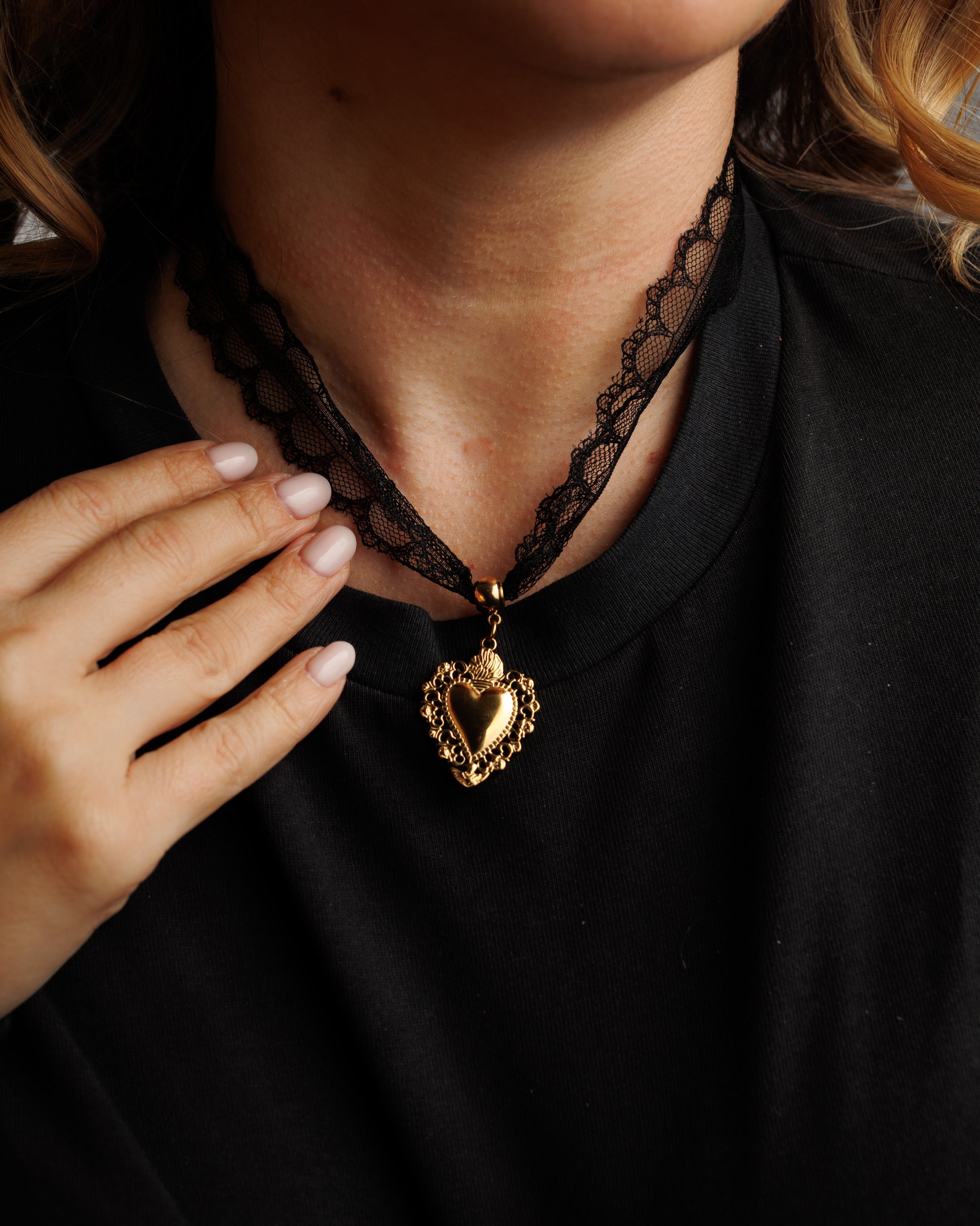 Collar de encaje con corazón