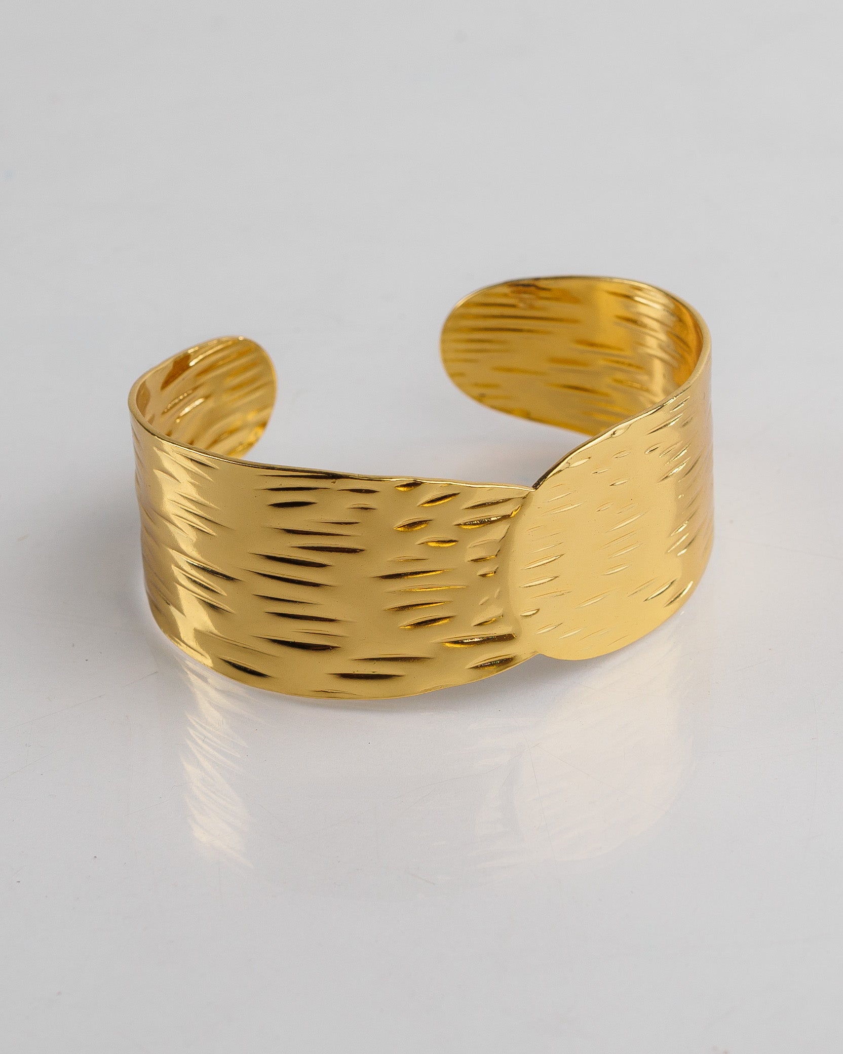 Pulsera ancha de líneas