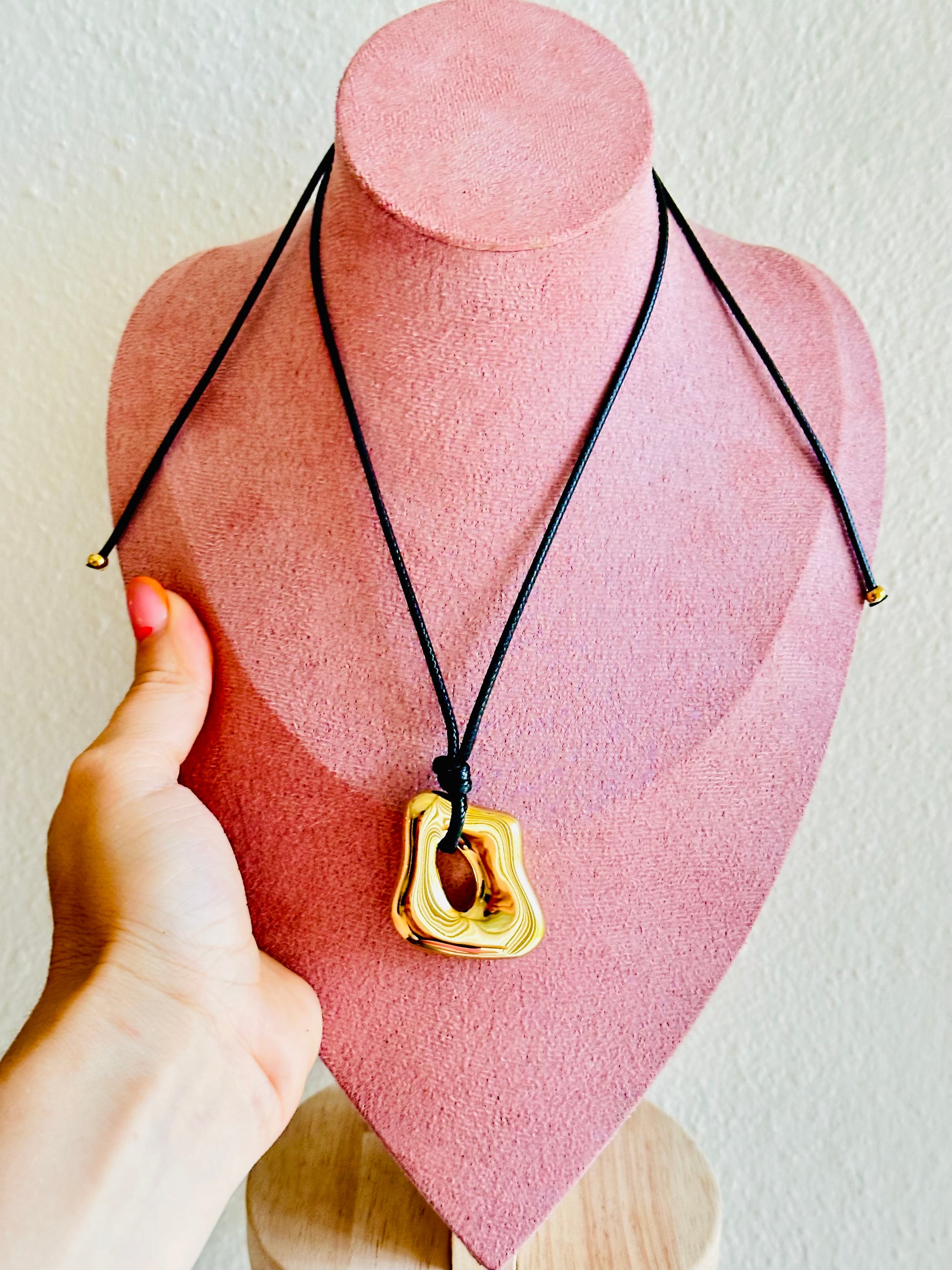 Collar y choker de cuero con charm grande