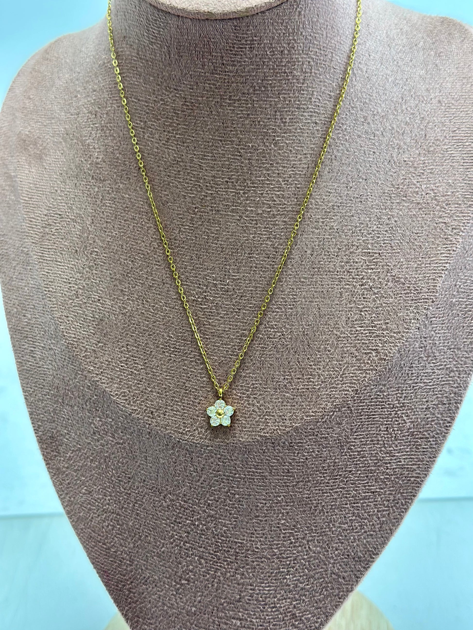 Collar delicado de flor