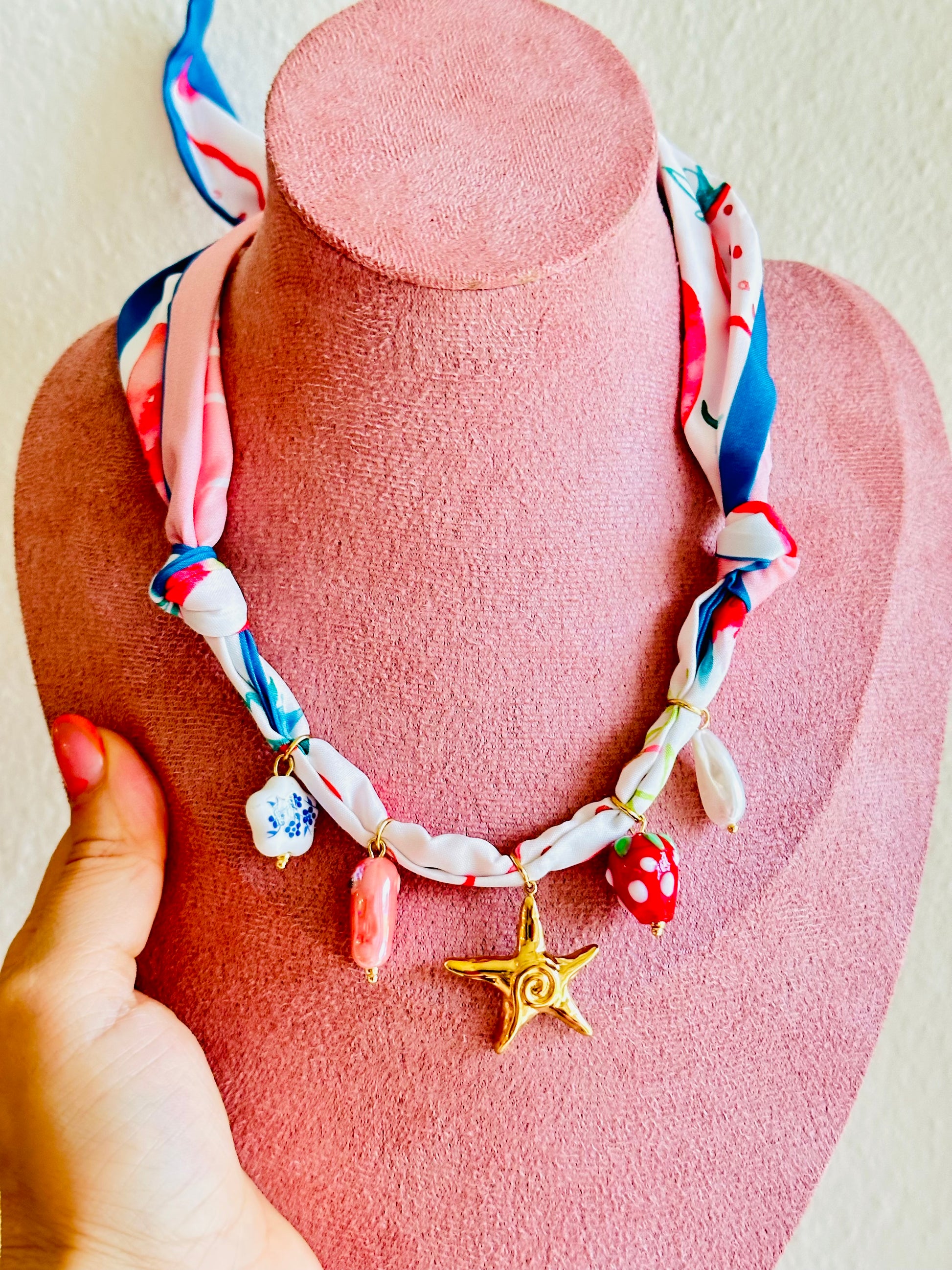 Collar y choker de charms de tela, estrella de mar, fresa, flor y más