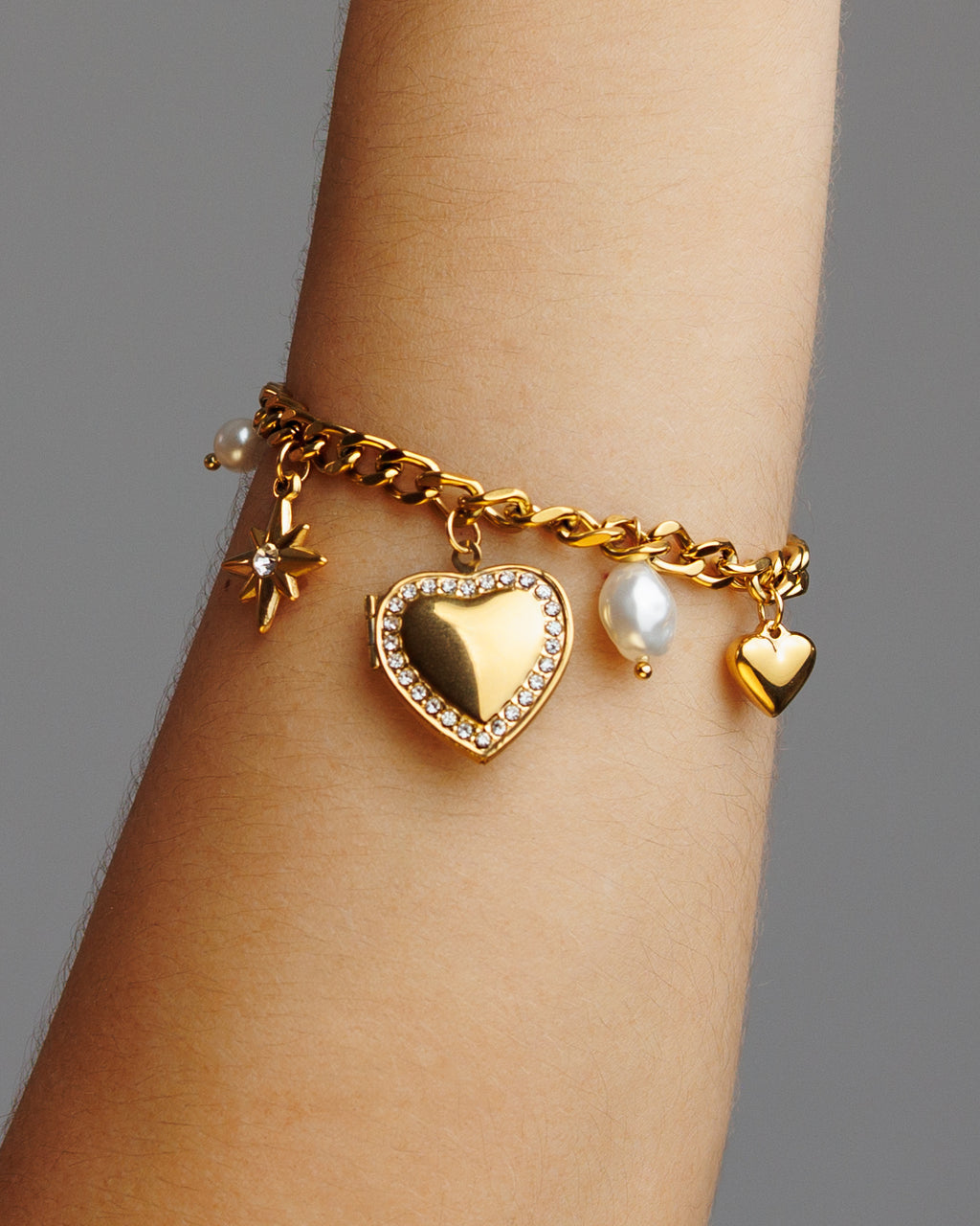 Pulsera de charms con relicario