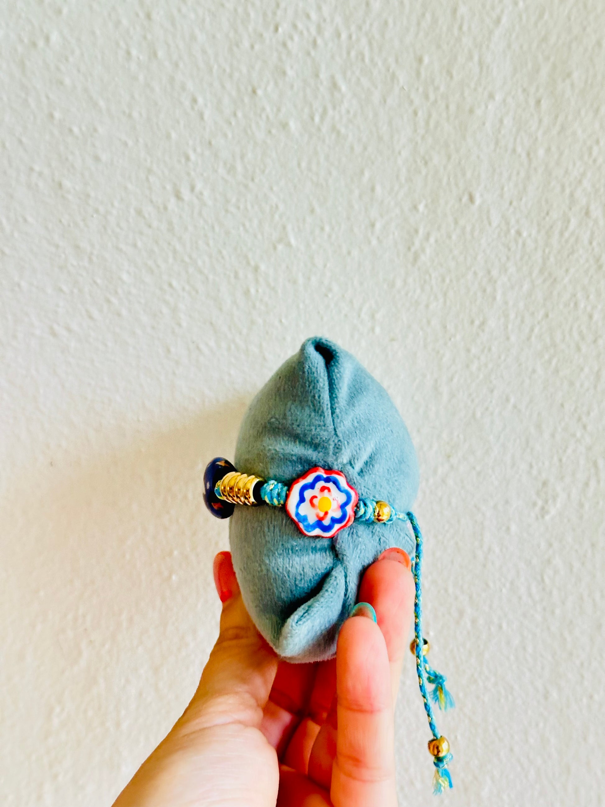 Pulsera de hilo con charms luna y más de cerámica