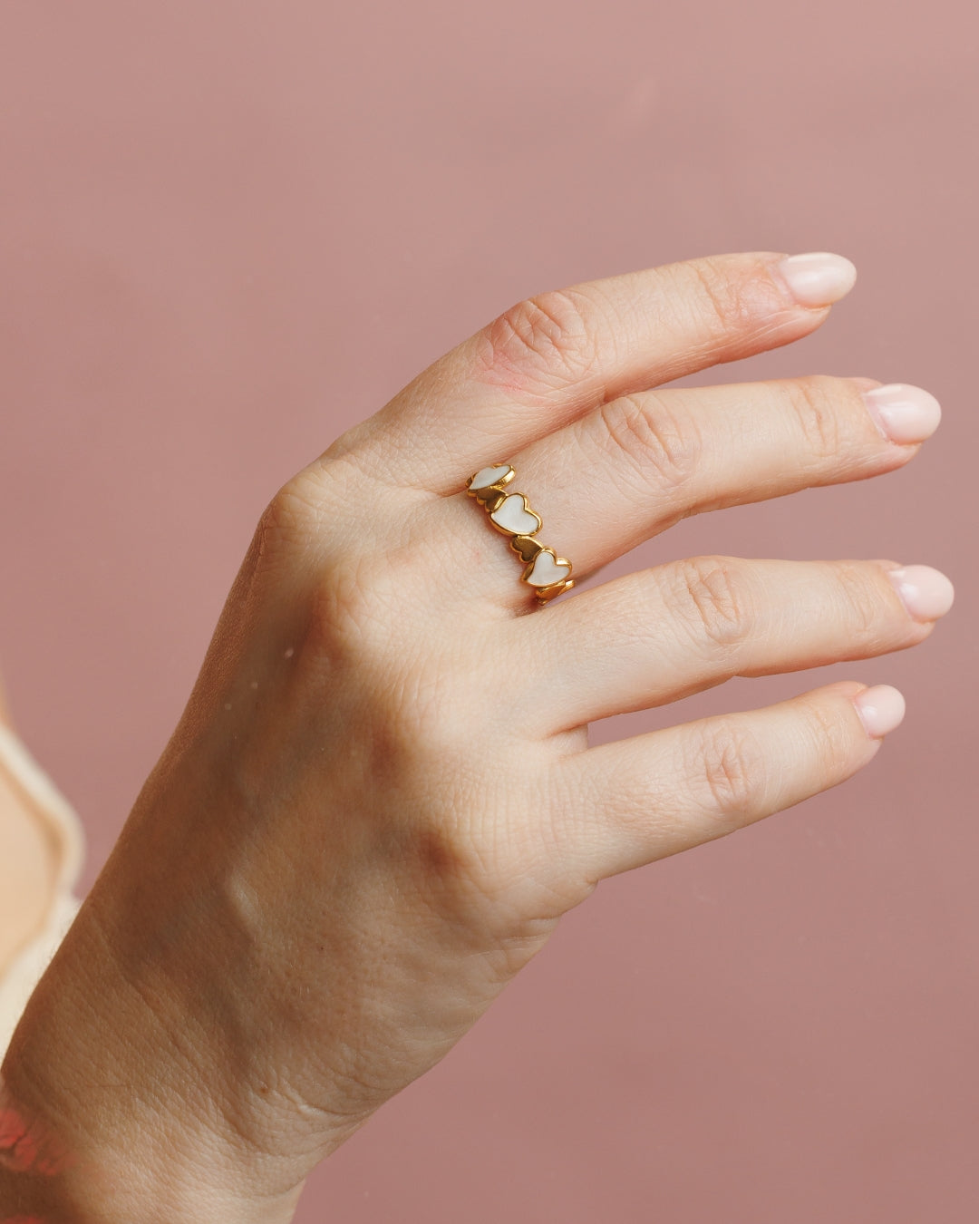 Anillo de corazones blanco