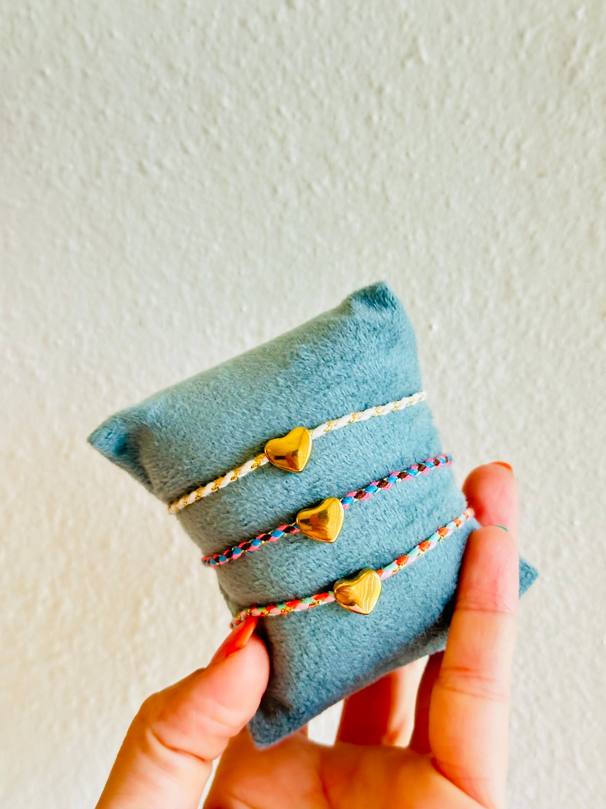 Pulsera de hilo con corazón