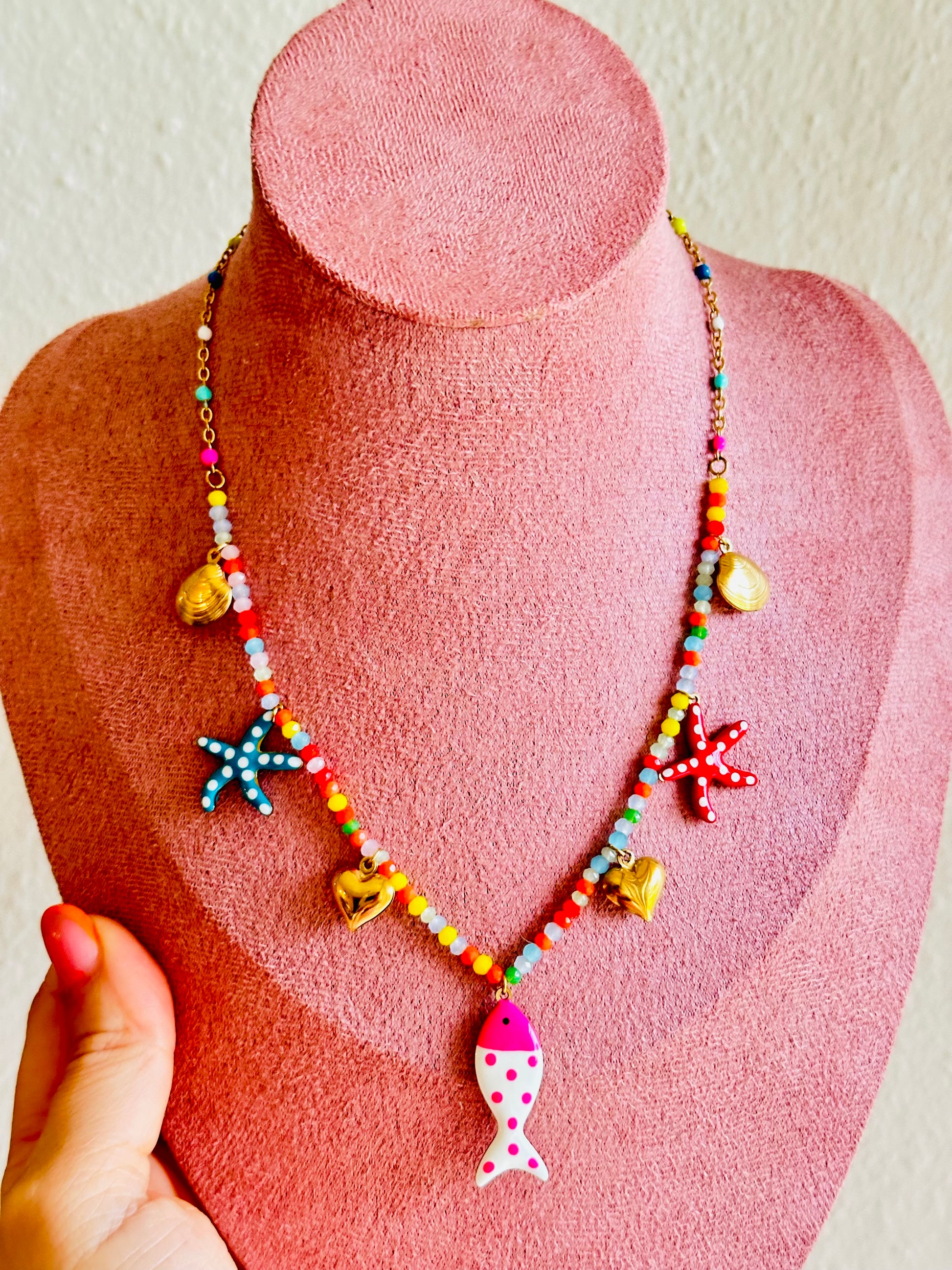 Collar de charms de colores con concha, estrella de mar, pez y más