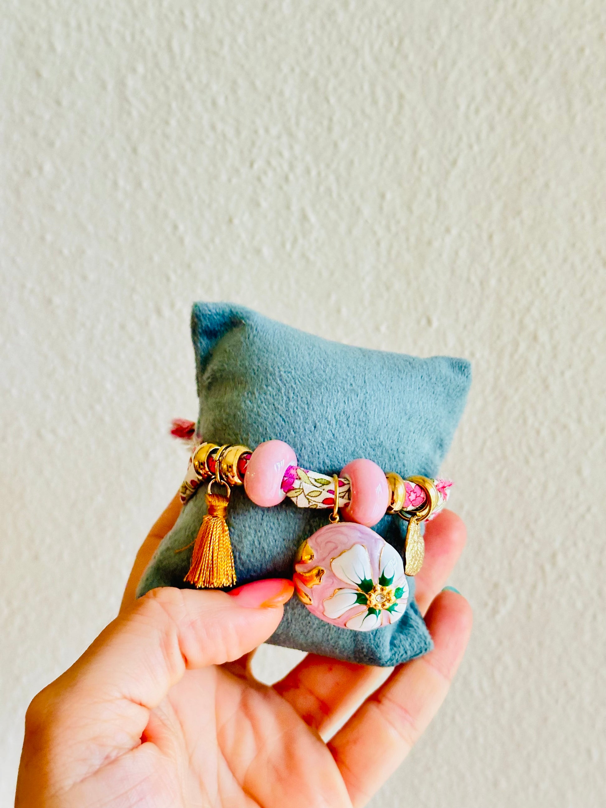 Pulsera rosa de tela con charms