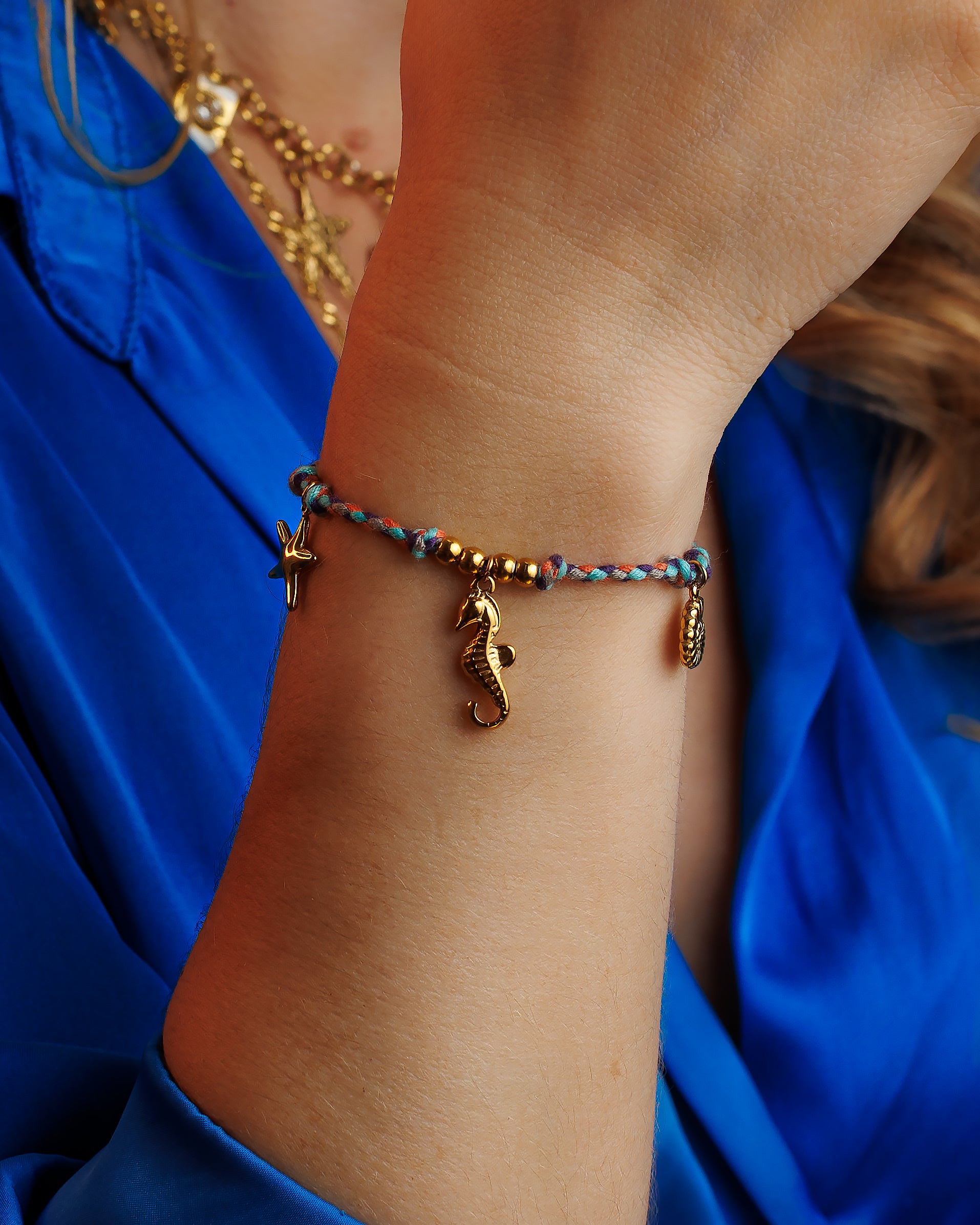 Pulsera de hilo con caballo de mar, caracol y estrella