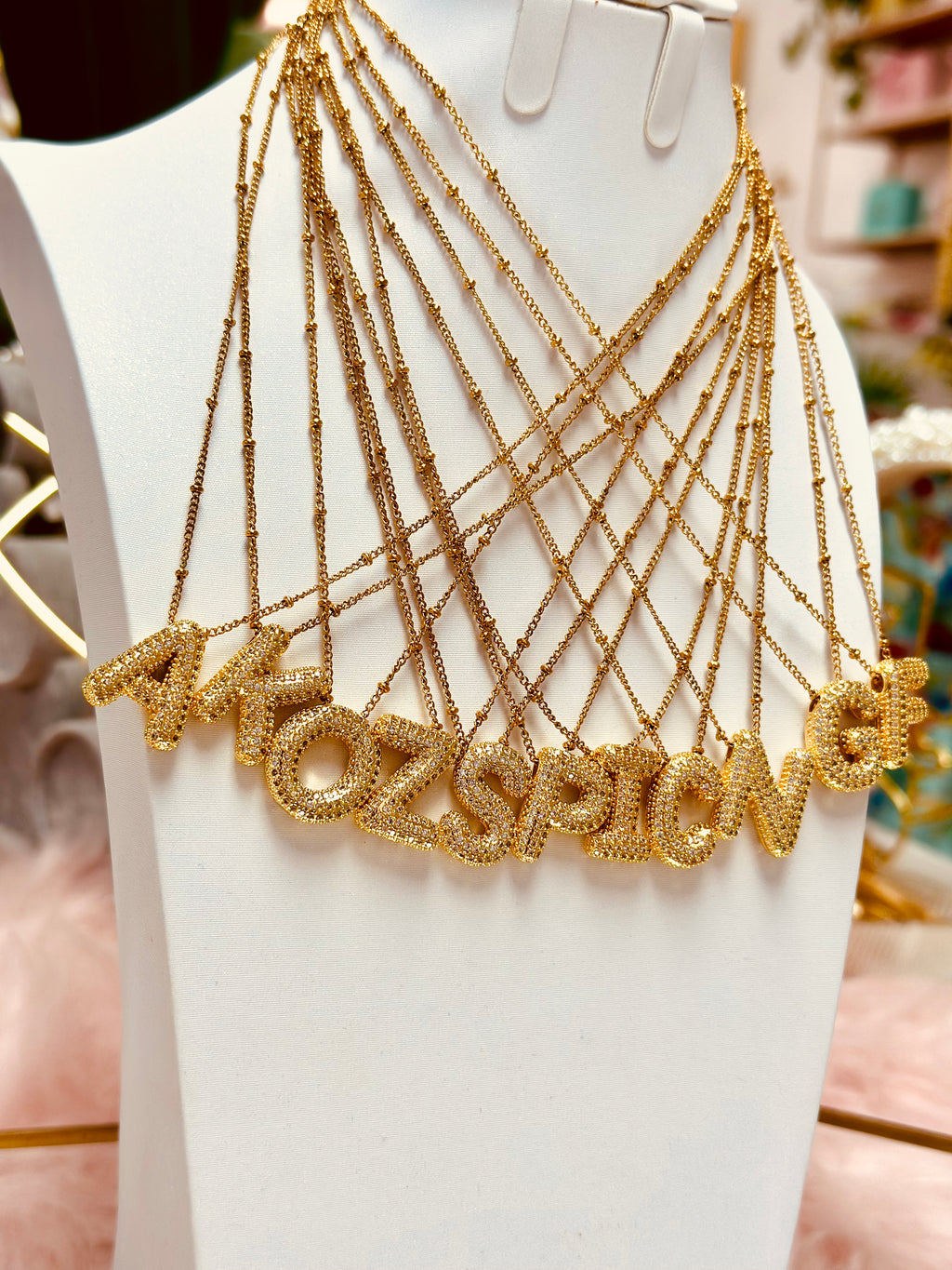Collar de inicial grande con piedras zirconias