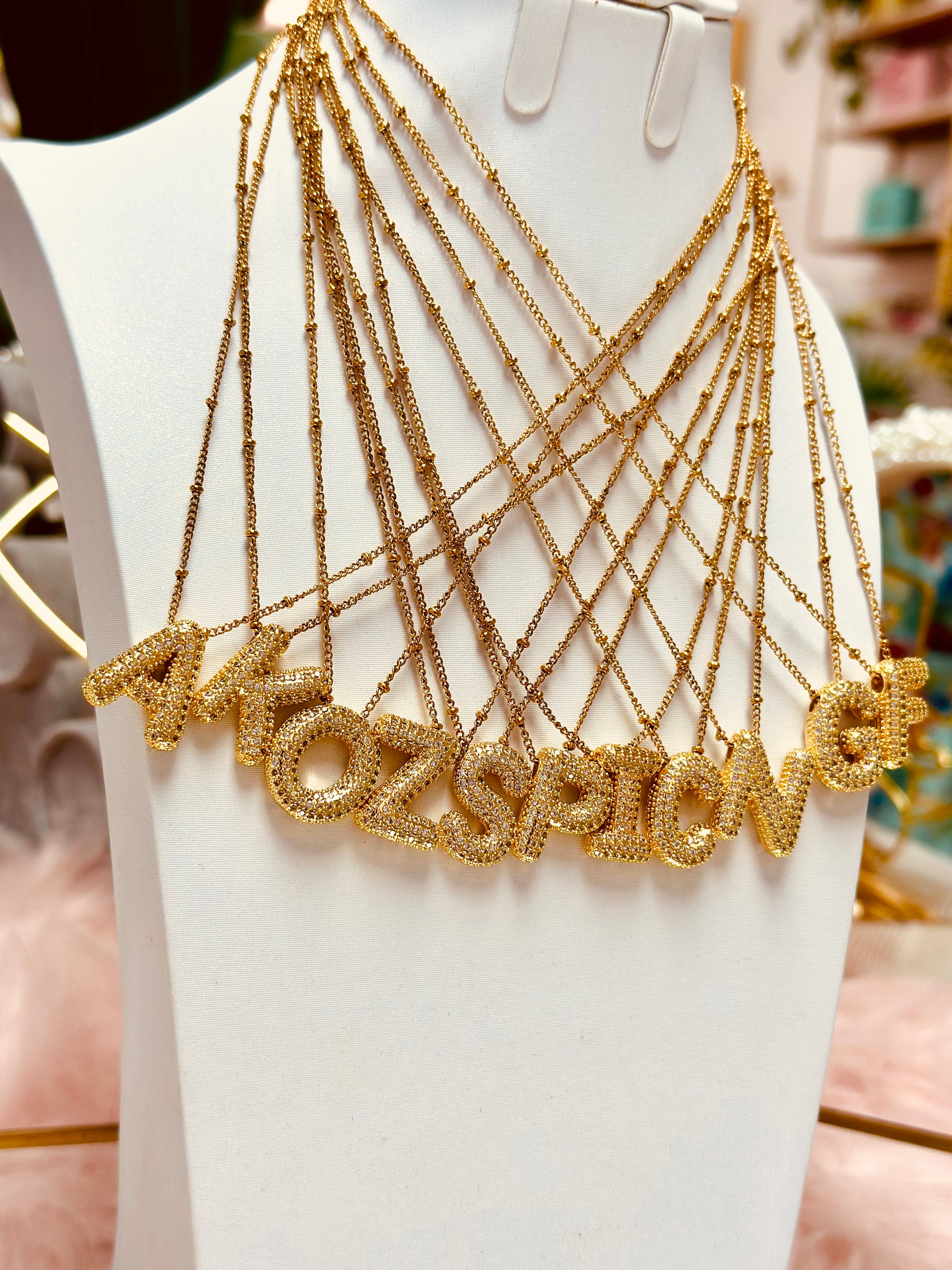 Collar de inicial grande con piedras zirconias