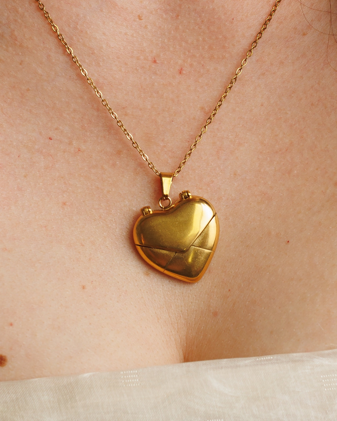 Collar sobre corazón con mensaje especial