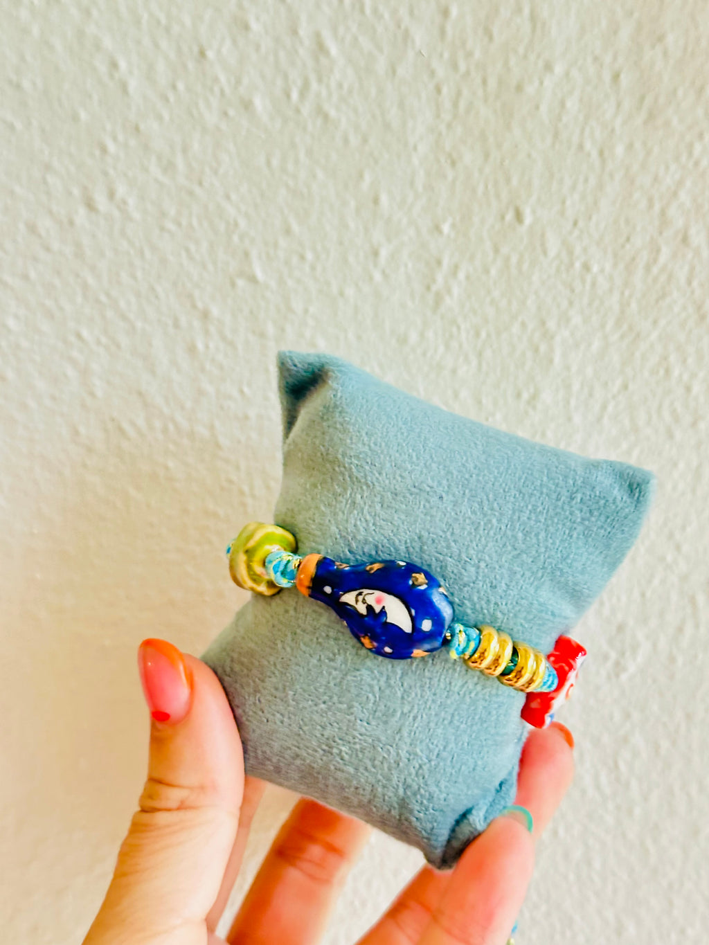 Pulsera de hilo con charms luna y más de cerámica