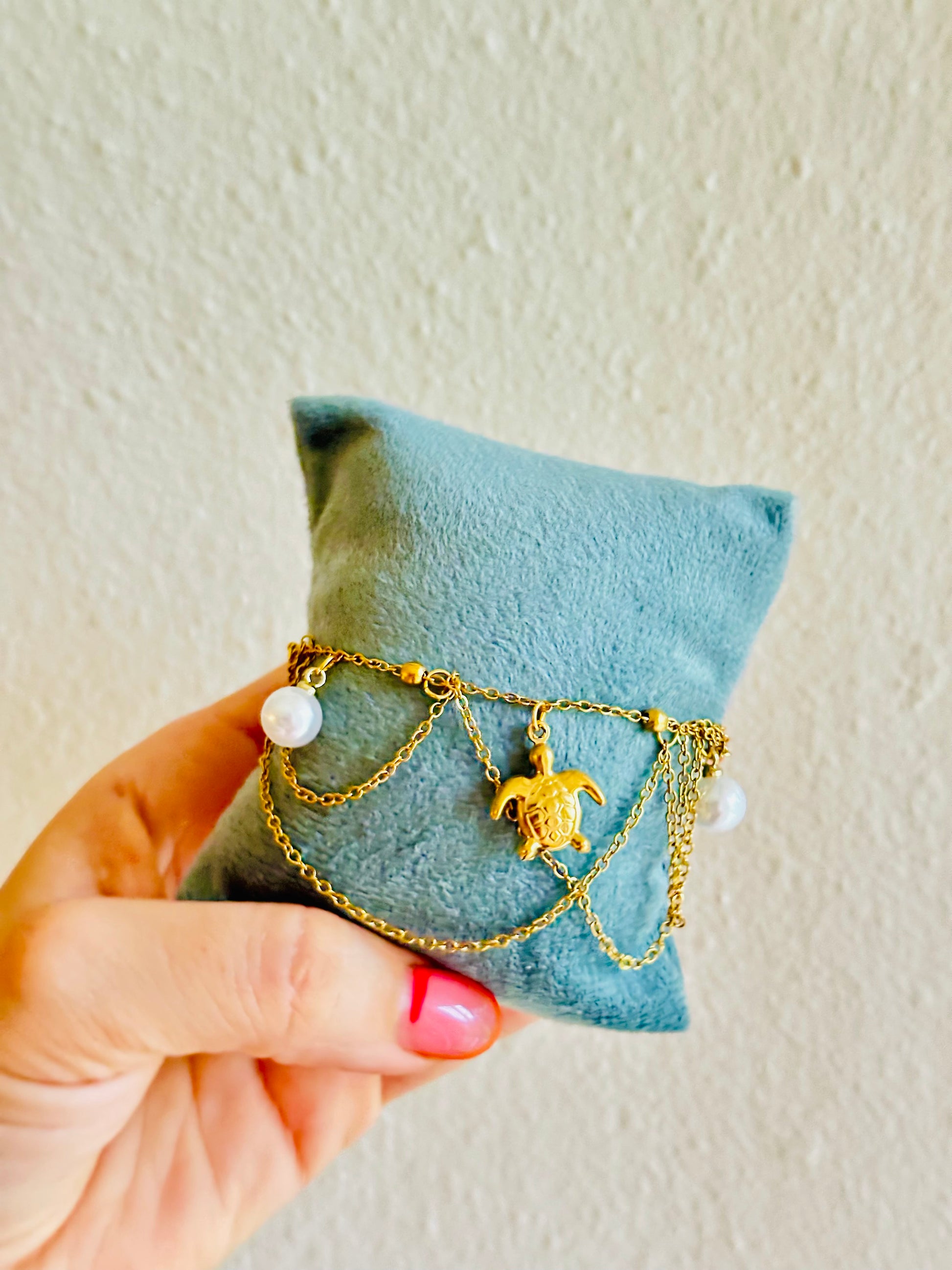 Tobillera de tortuga con perlas