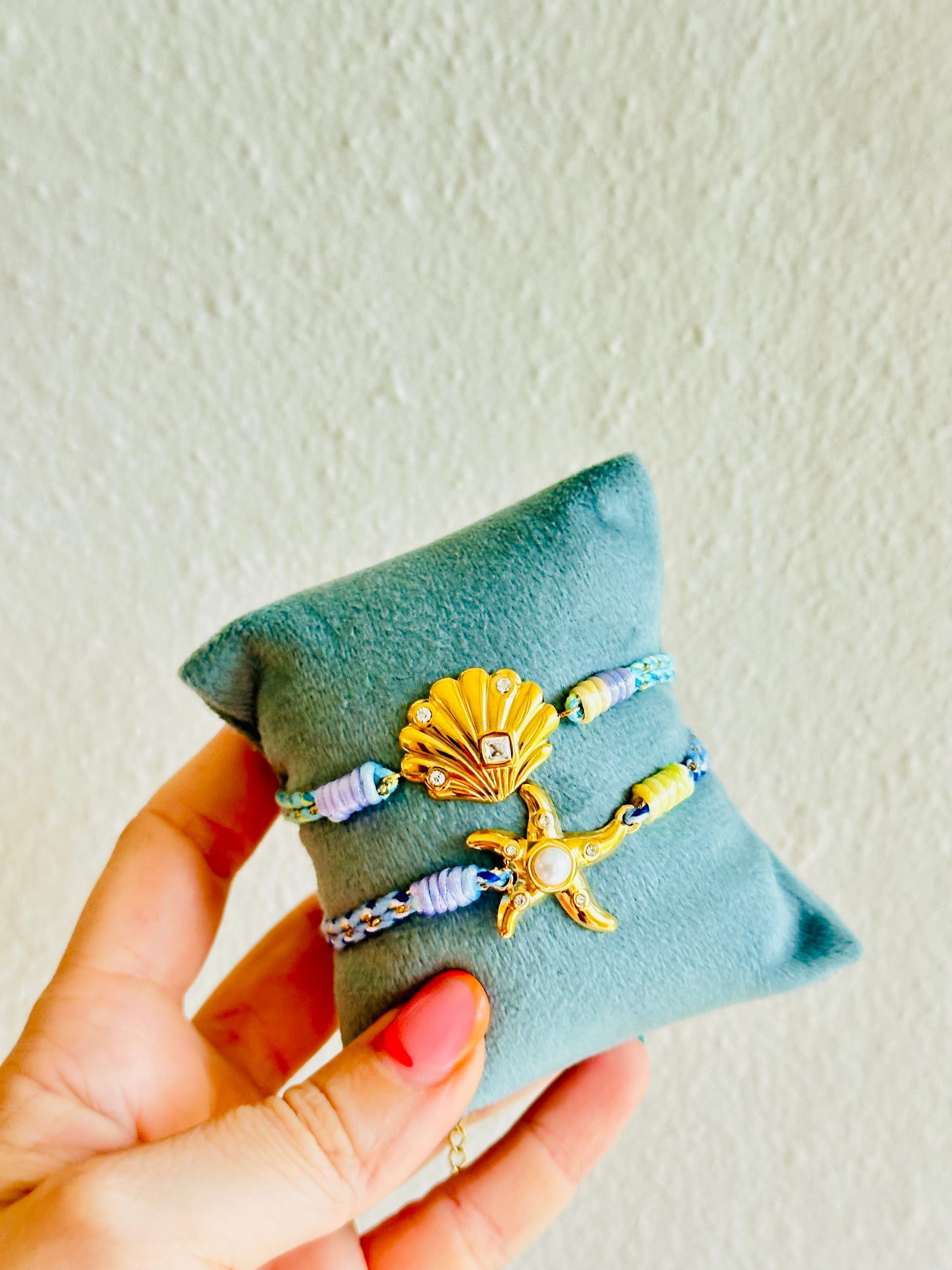 Pulsera de hilo con estrella de mar y concha