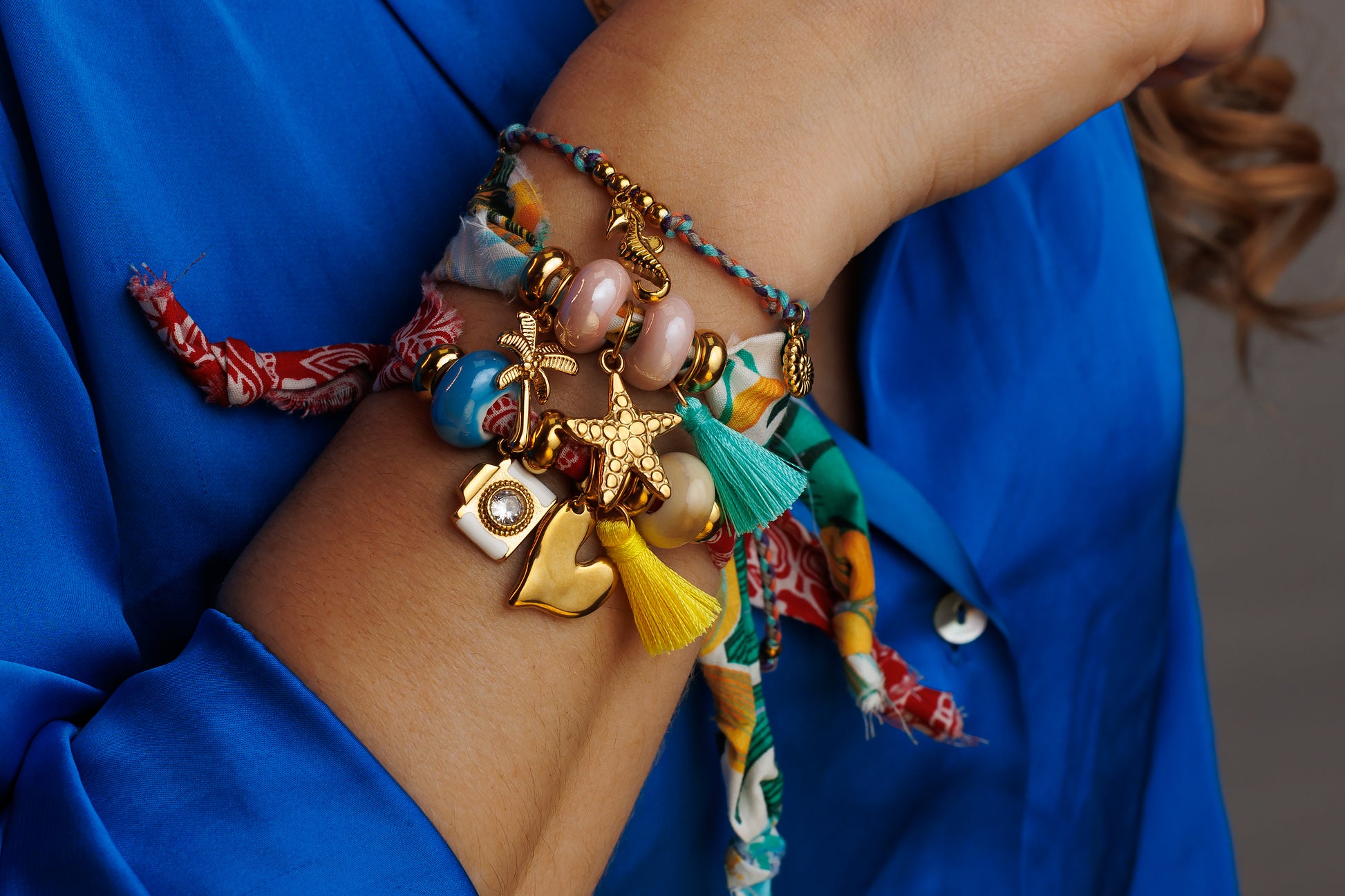 Pulsera de tela roja con cámara y corazón.