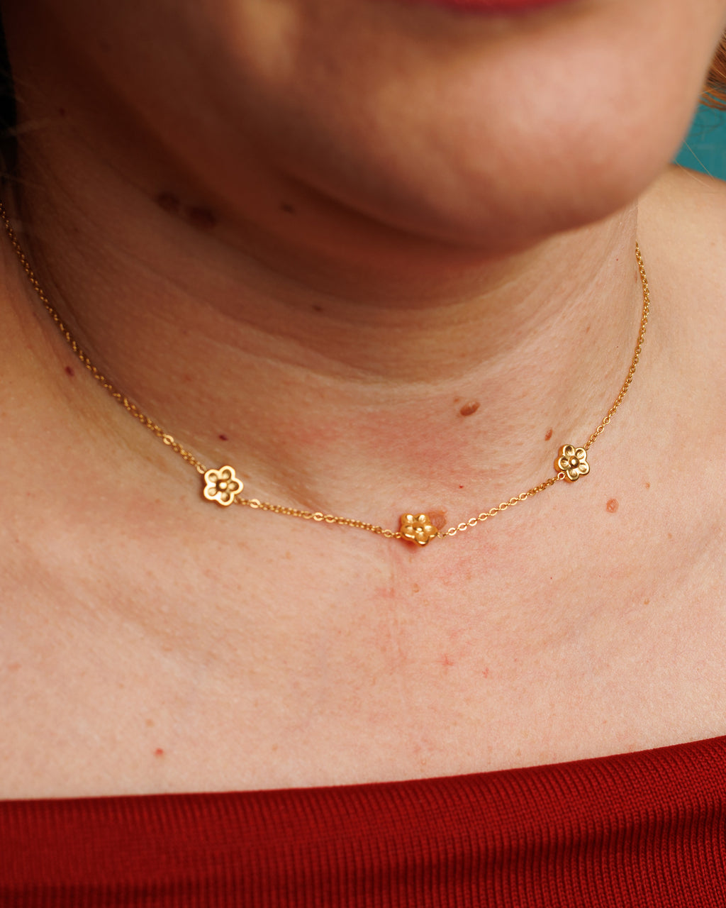 Collar delicado con flores