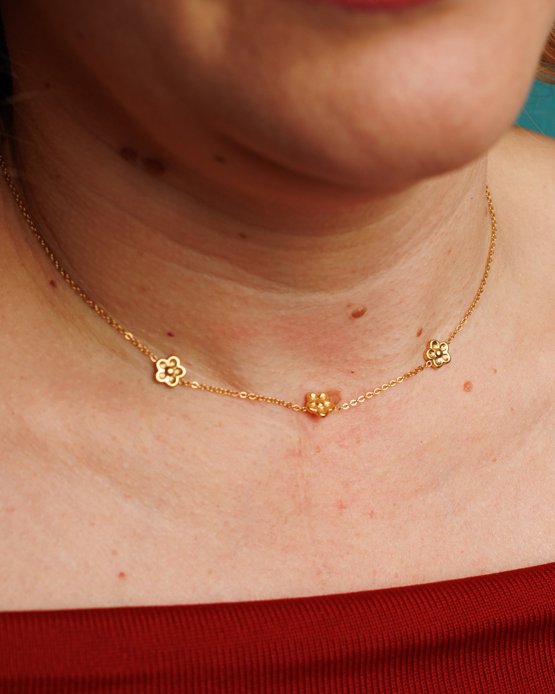 Collar delicado con flores