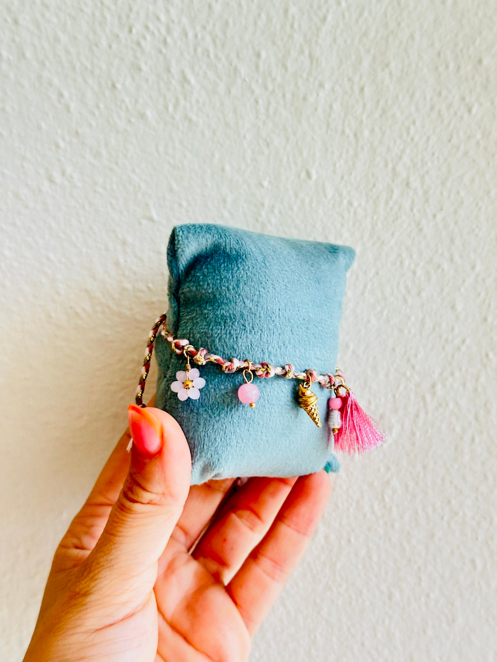 Pulsera de hilo rosa con charms de helado, flor y más