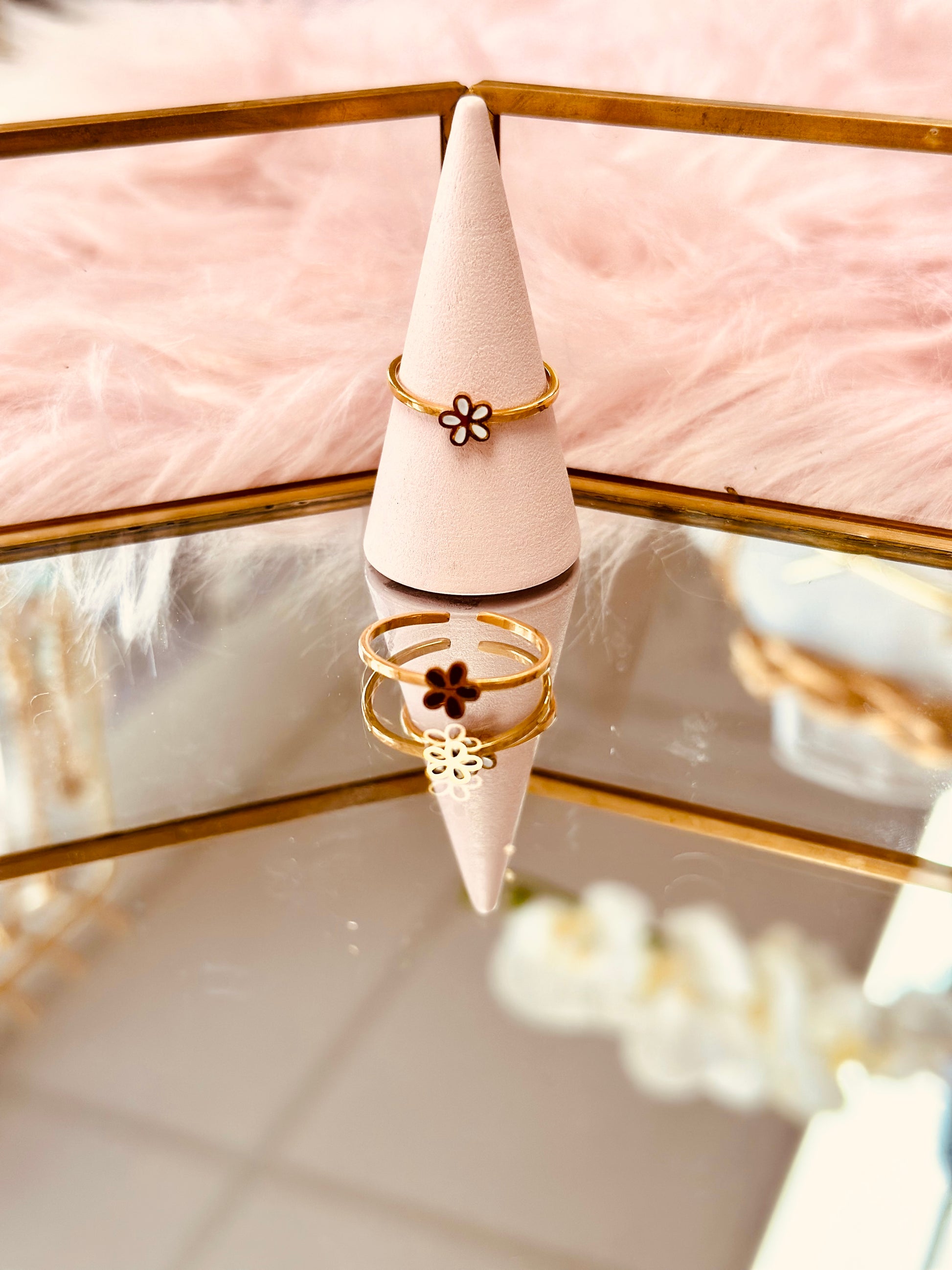 Anillo de flor delicada